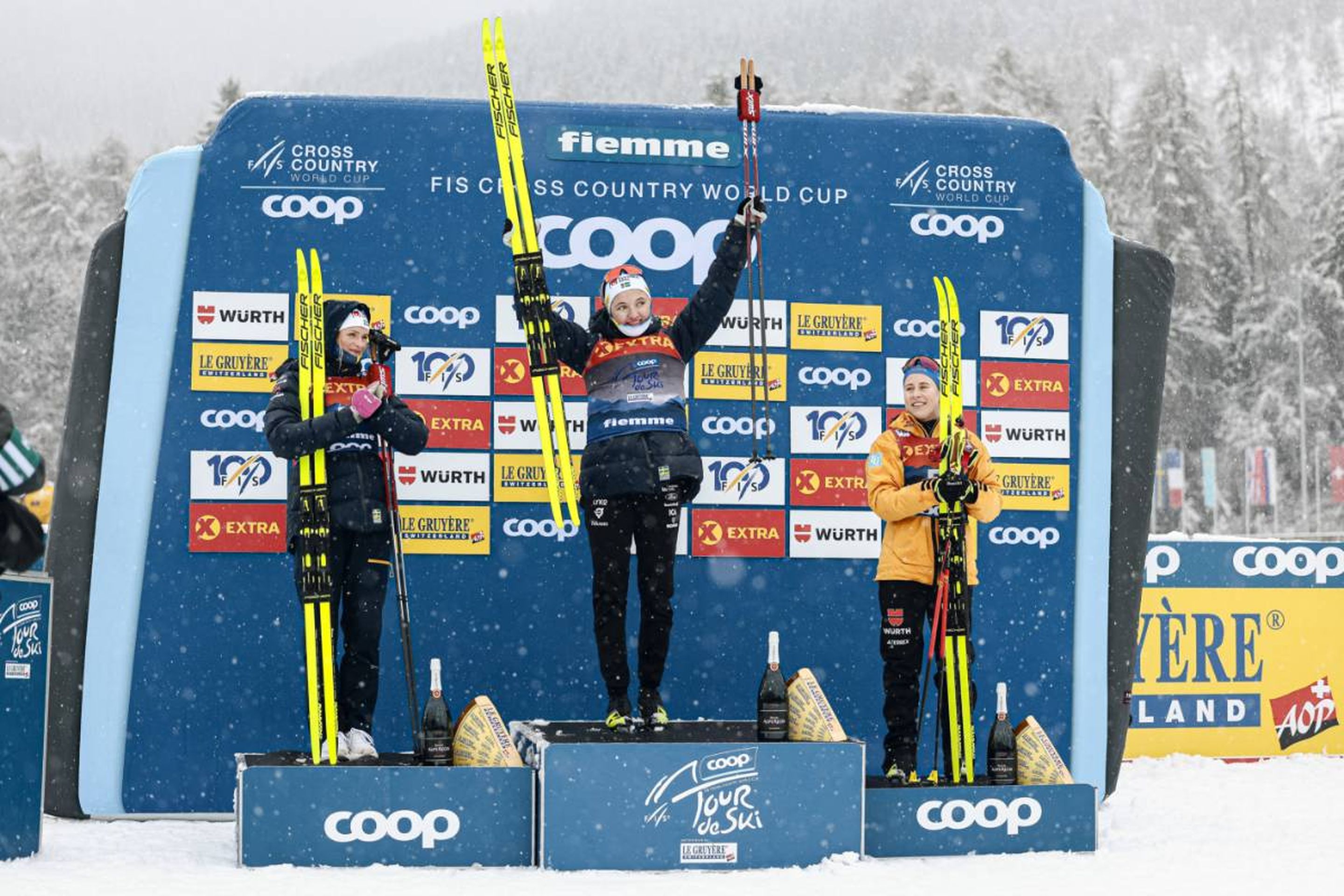 Sweden's Frida Karlsson (left) and Linn Svahn (centre) celebrate on the podium with Germany's Katharina Hennig (right) © NordicFocus