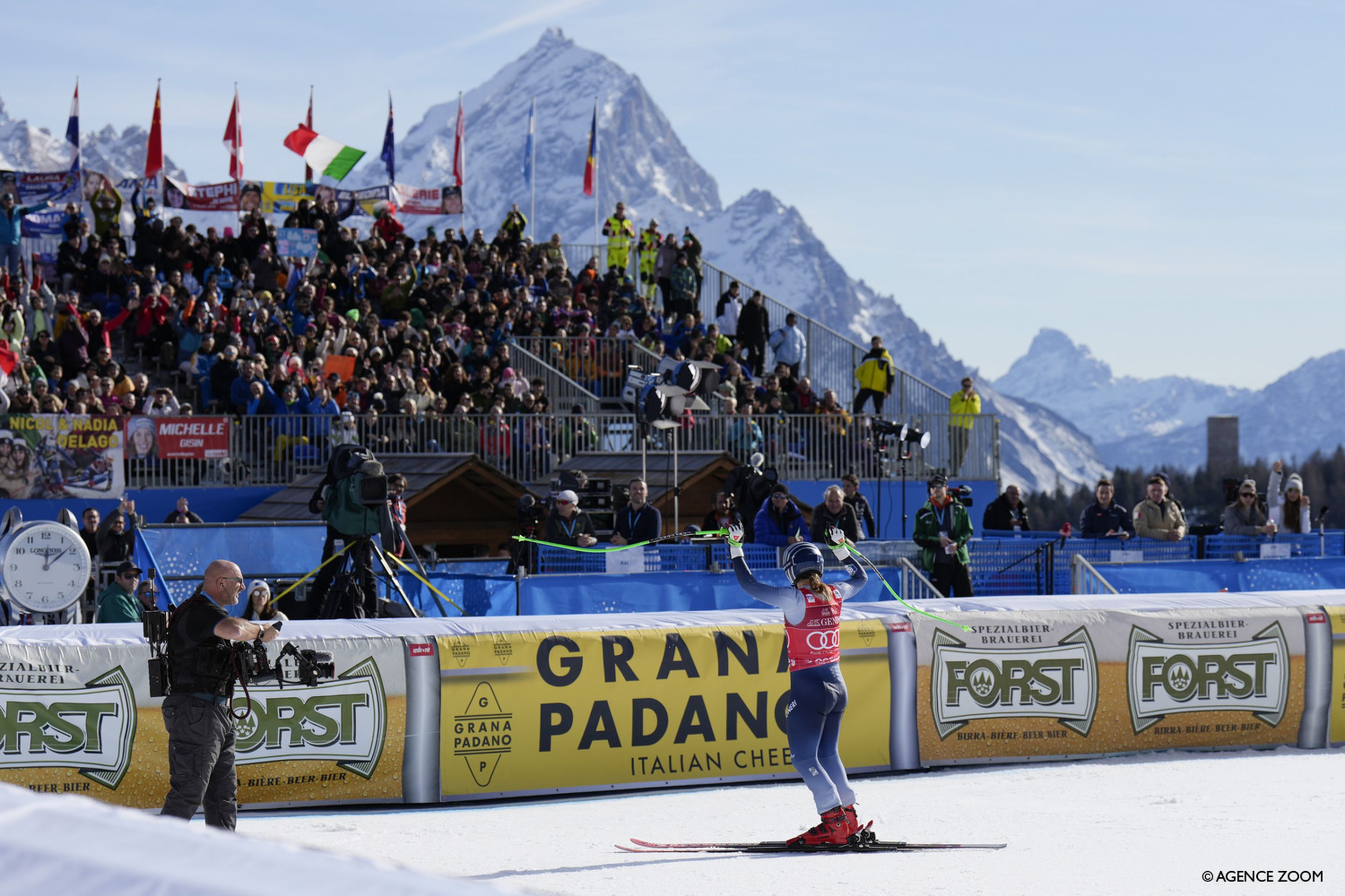 Italian fan favourite Goggia salutes the Italian crowd on a bluebird day in Cortina (Agence Zoom)