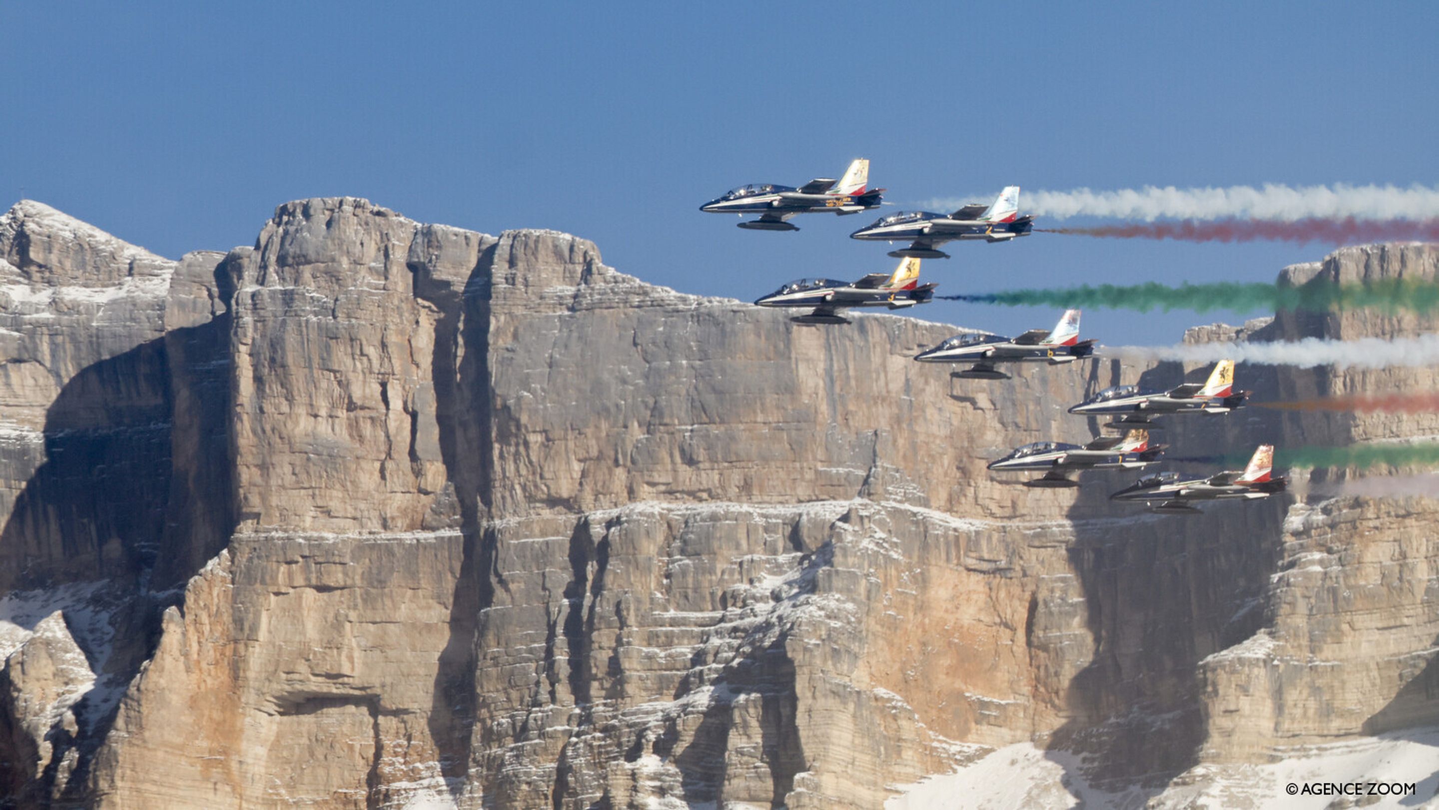 The Italian Frecce Tricolori put on a show for ski racing fans in the Dolomites (Agence Zoom)