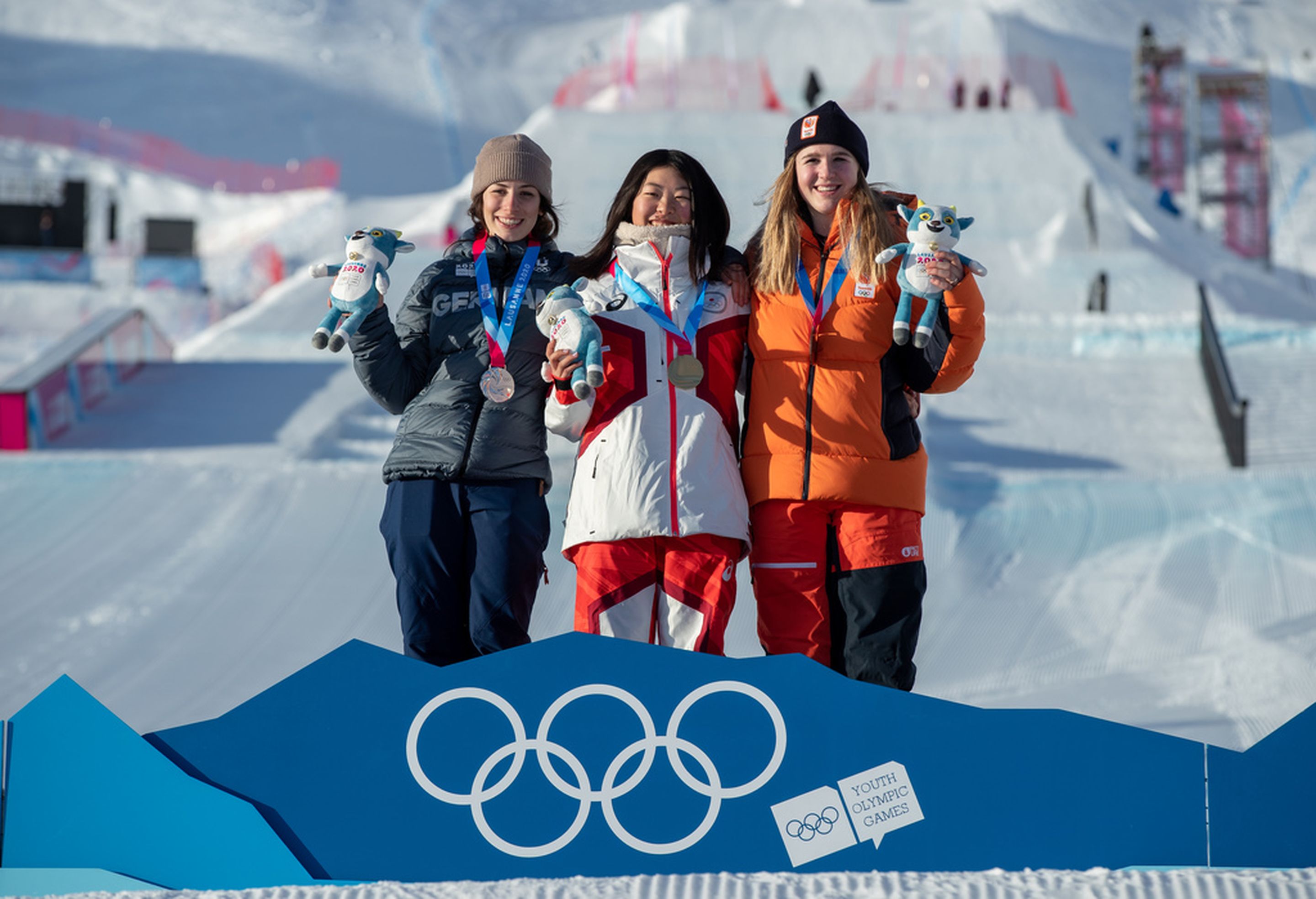 Women's big air podium: 2nd Annika Morgan (GER), 1st Hinari Asanuma (JPN), 3rd Melissa Peperkamp (NED)  © OIS