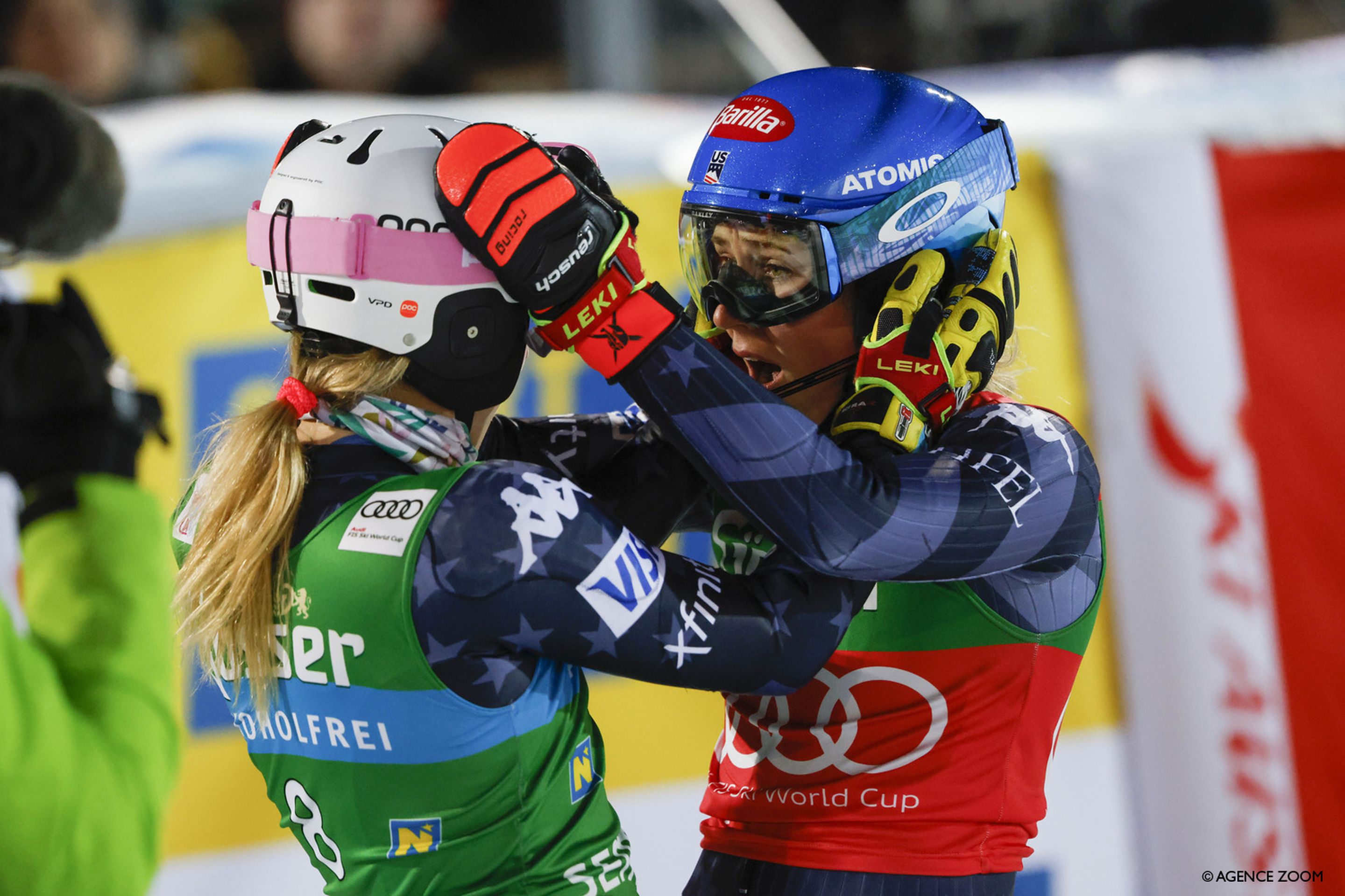 Mikaela Shiffrin (USA) and Paula Moltzan (USA) share an emotional embrace after going 1-2 in the slalom (Agence Zoom)