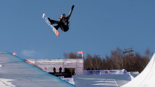 Emily Arthur (AUS) competing at the halfpipe World Cup qualifications in Secret Garden (CHN). Photo: Mateusz Kielpinski