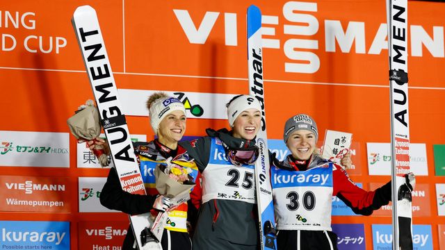 Top favorite in the women's race: Alexandria Loutitt from Canada (middle)
