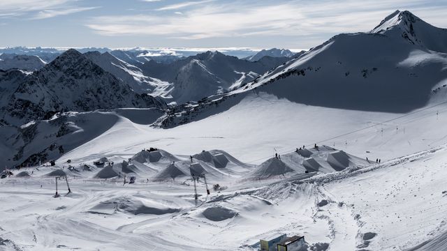 Kelly Sildaru in action during the slopestyle finals in Stubai (AUT).