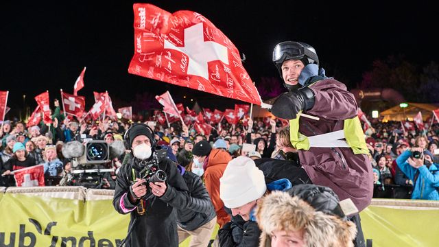 Jonas Boesiger (SUI) celebrates a home-soil victory at the Big Air Chur © Stadler/Big Air Chur