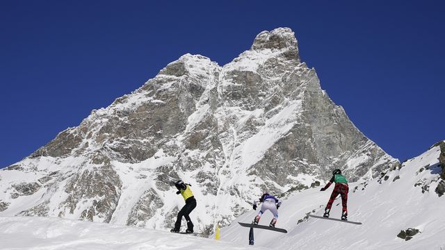 Riders race down the slope in Cervinia. @Miha Matavz/FIS