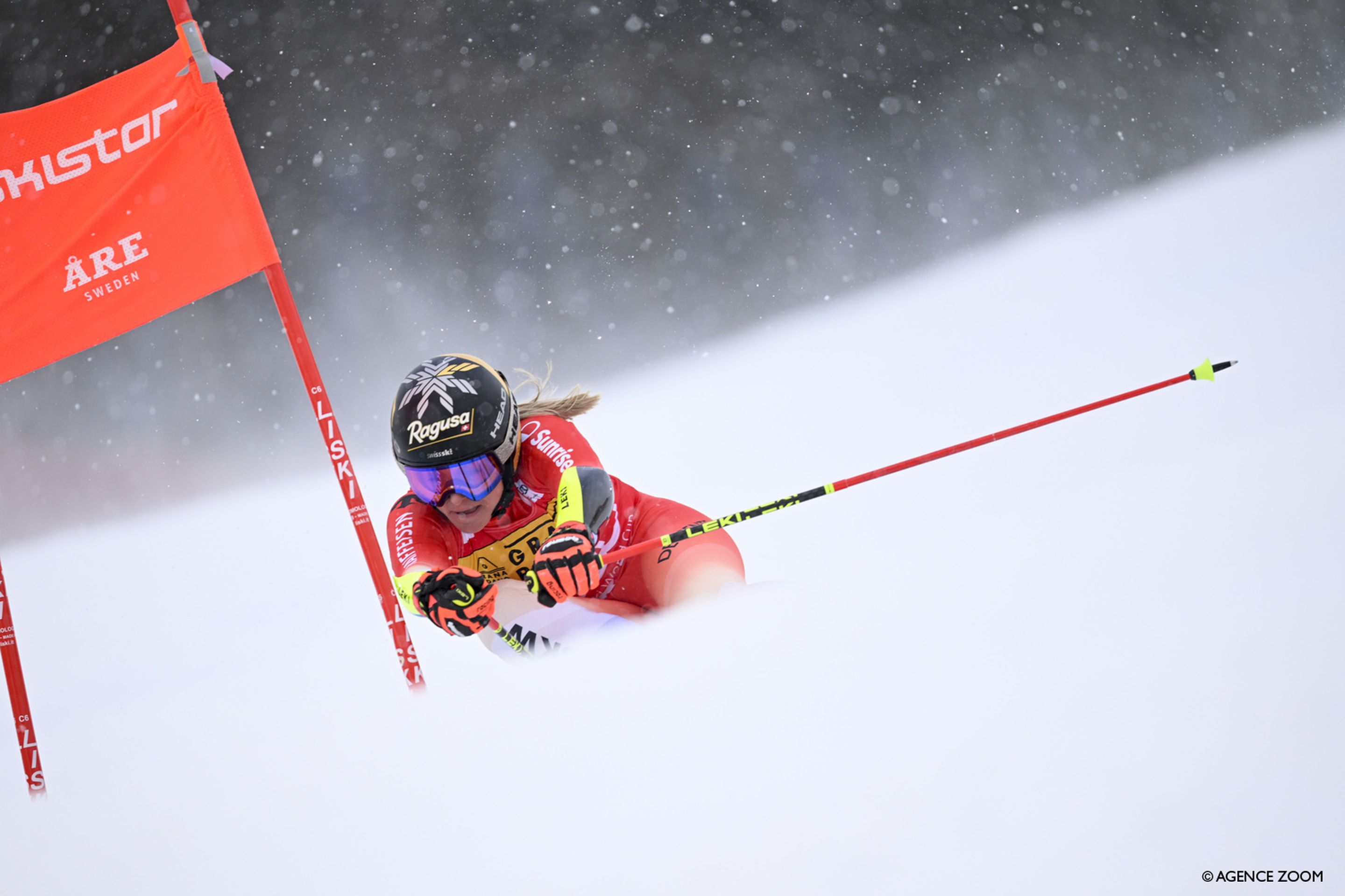 Lara Gut-Behrami (SUI) defies snowfall and flat light to attack a difficult first run in Are (Agence Zoom)