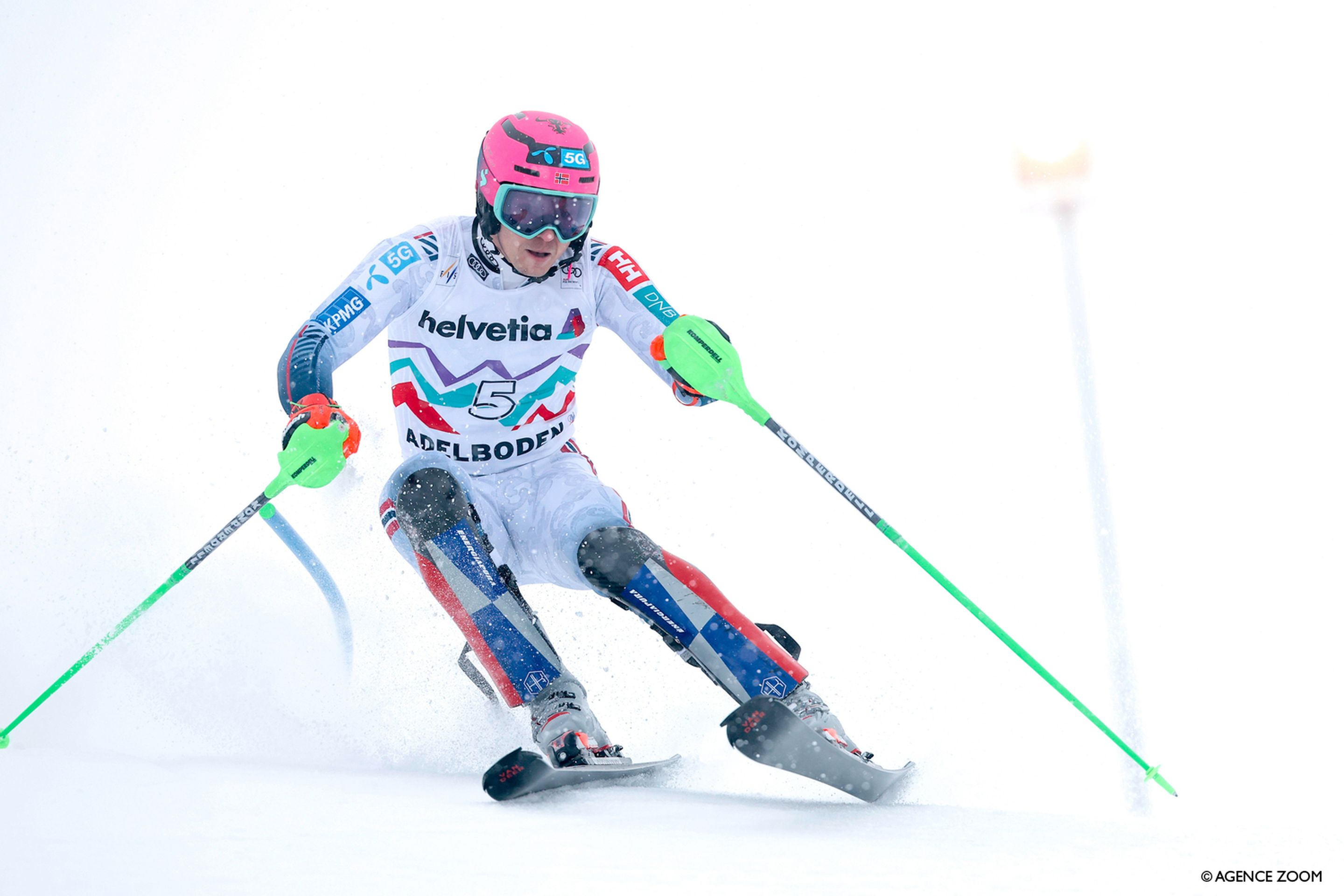 Henrik Kristoffersen (NOR/Van Deer Racing) battles the conditions and the Chuenisbärgli piste. ©Agence Zoom