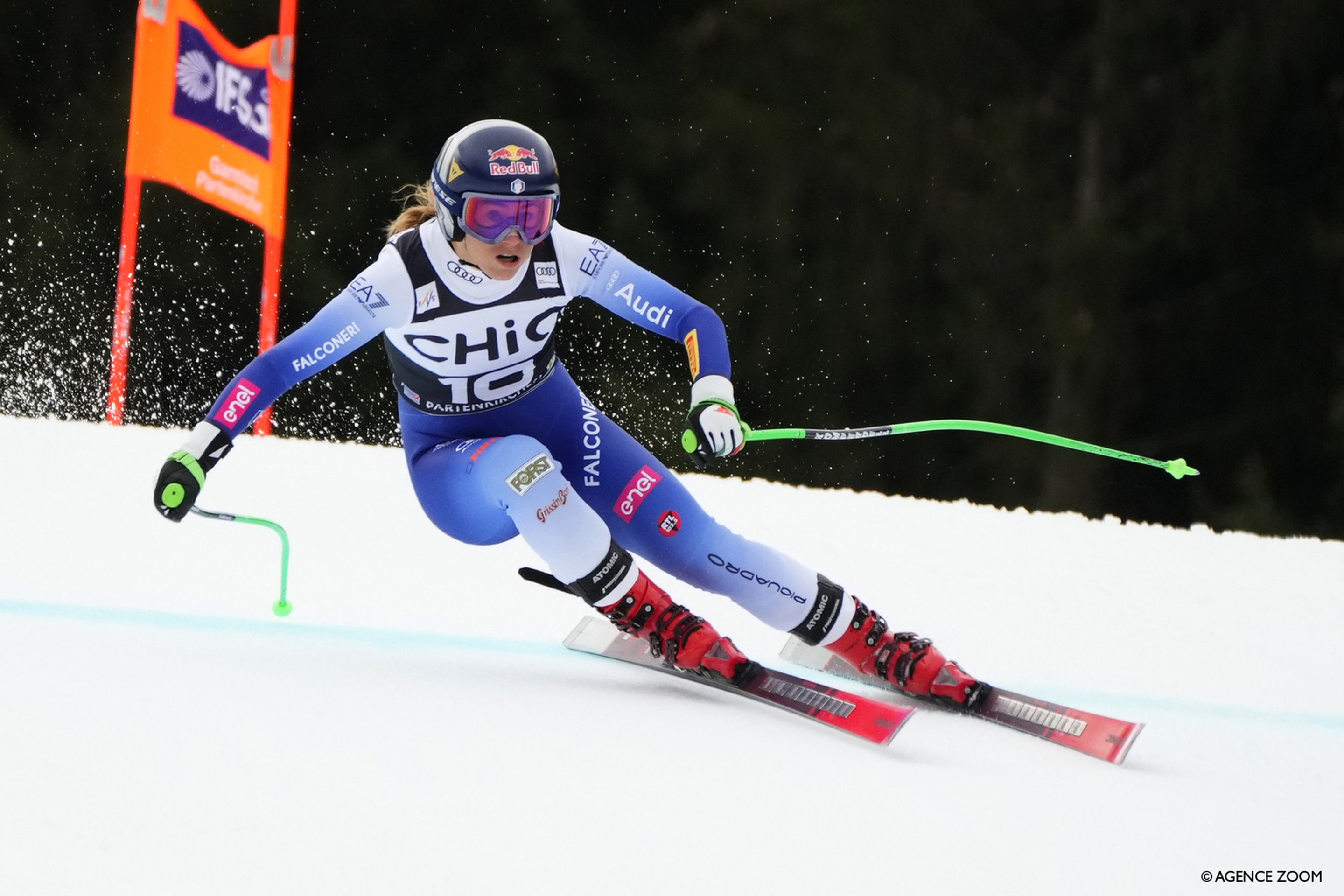 Sofia Goggia (ITA/Atomic) attacks the Kandahar course in Garmisch-Partenkirchen on her way to another podium. ©Agence Zoom