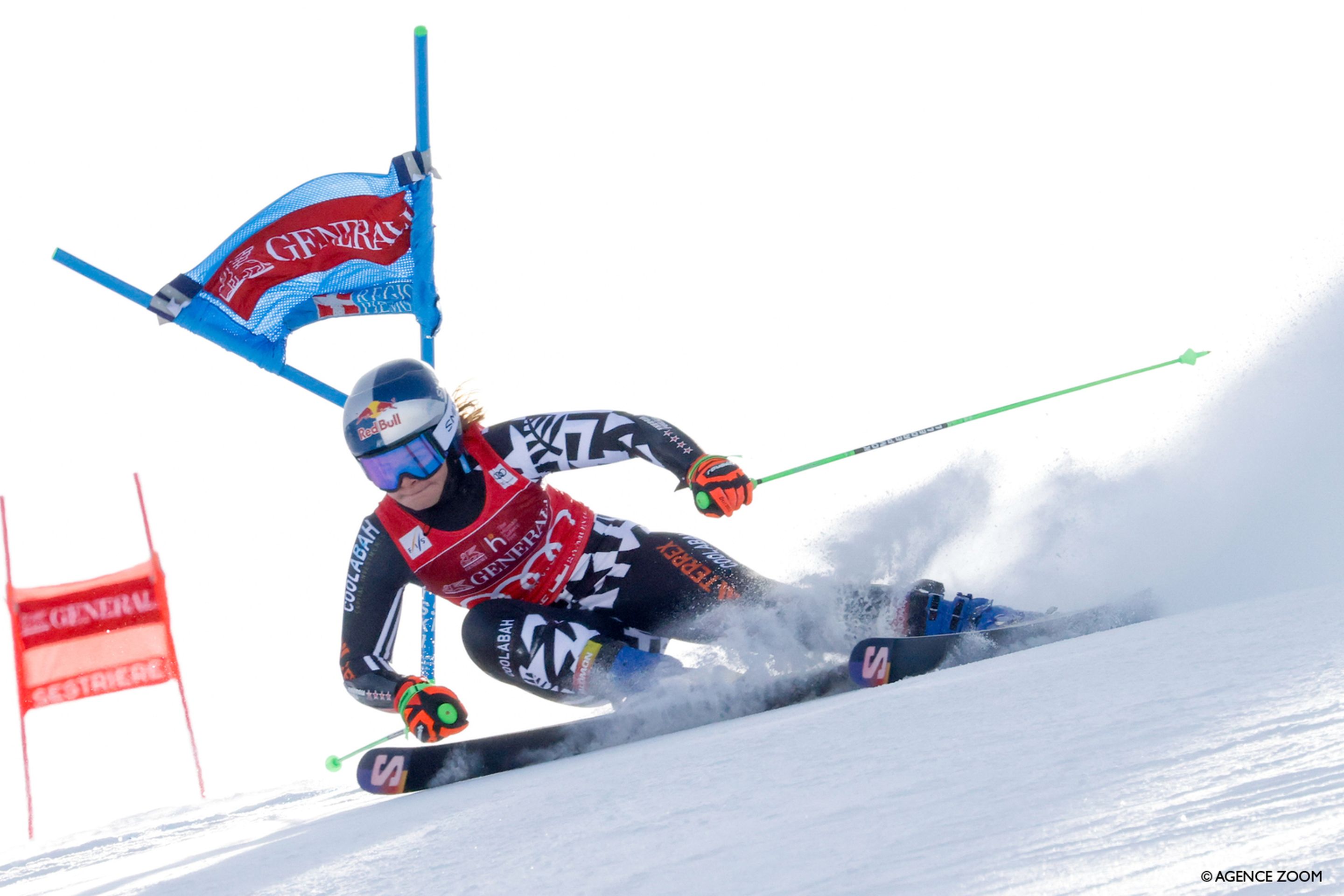 Alice Robinson (NZL/Salomon) attacks the Sestriere Giant Slalom during her leading first run on Friday. © Agence Zoom