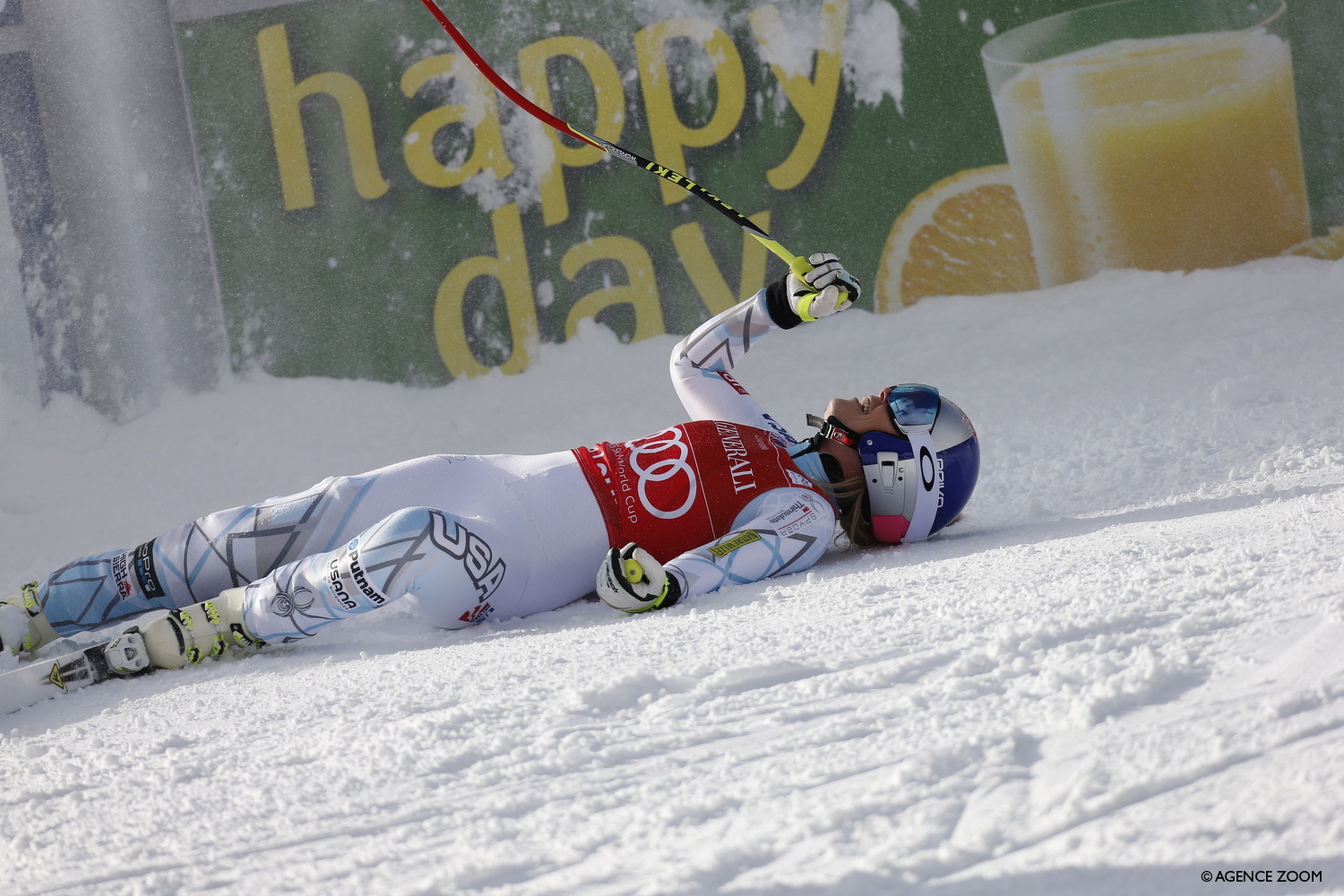 Lindsey Vonn (USA/Head) lying on the snow after a victory in Lake Louise in 2016. ©Agence Zoom