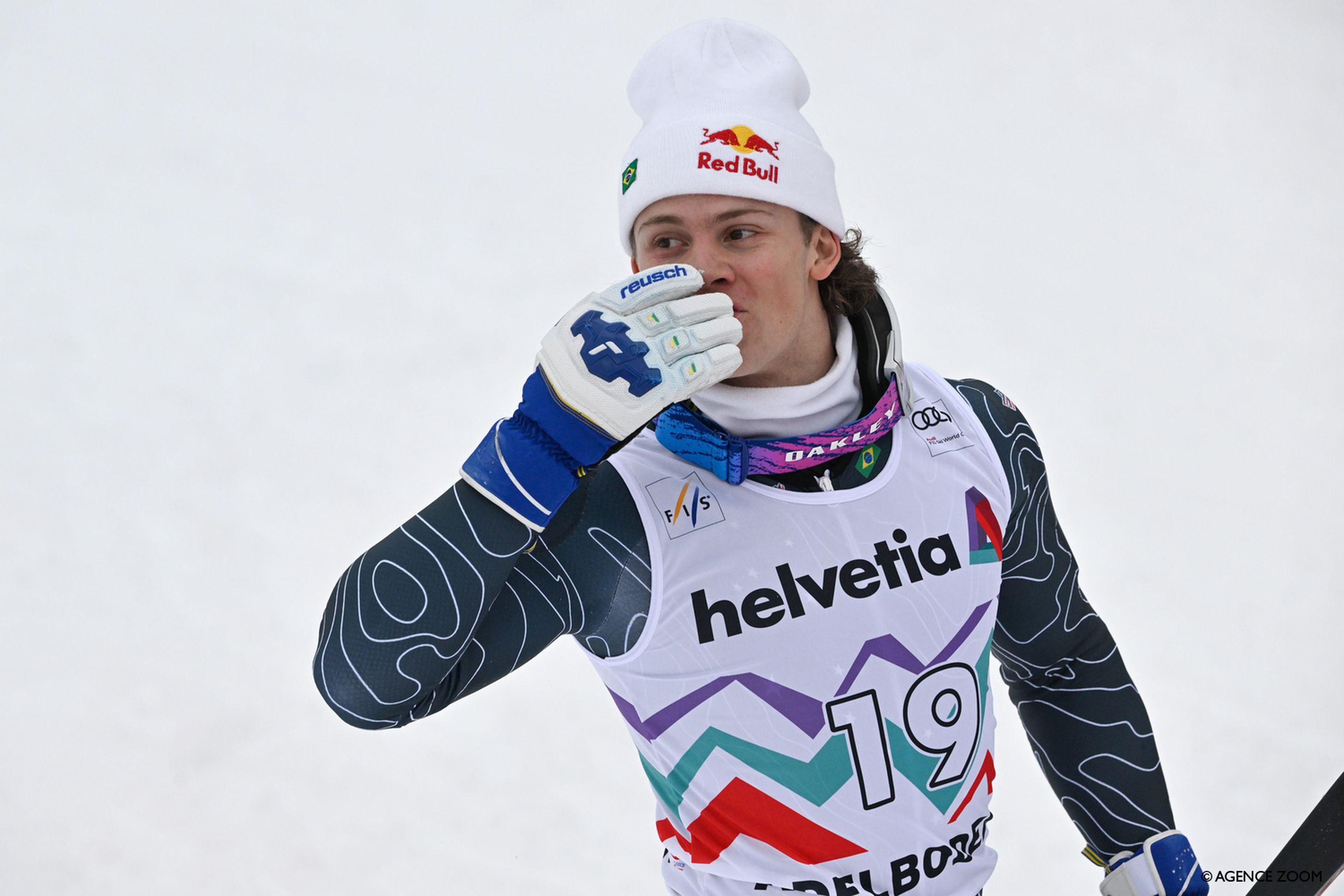 Lucas Pinheiro Braathen (BRA/Atomic) blows kisses to the crowd after skiing into the lead on Saturday. ©Agence Zoom