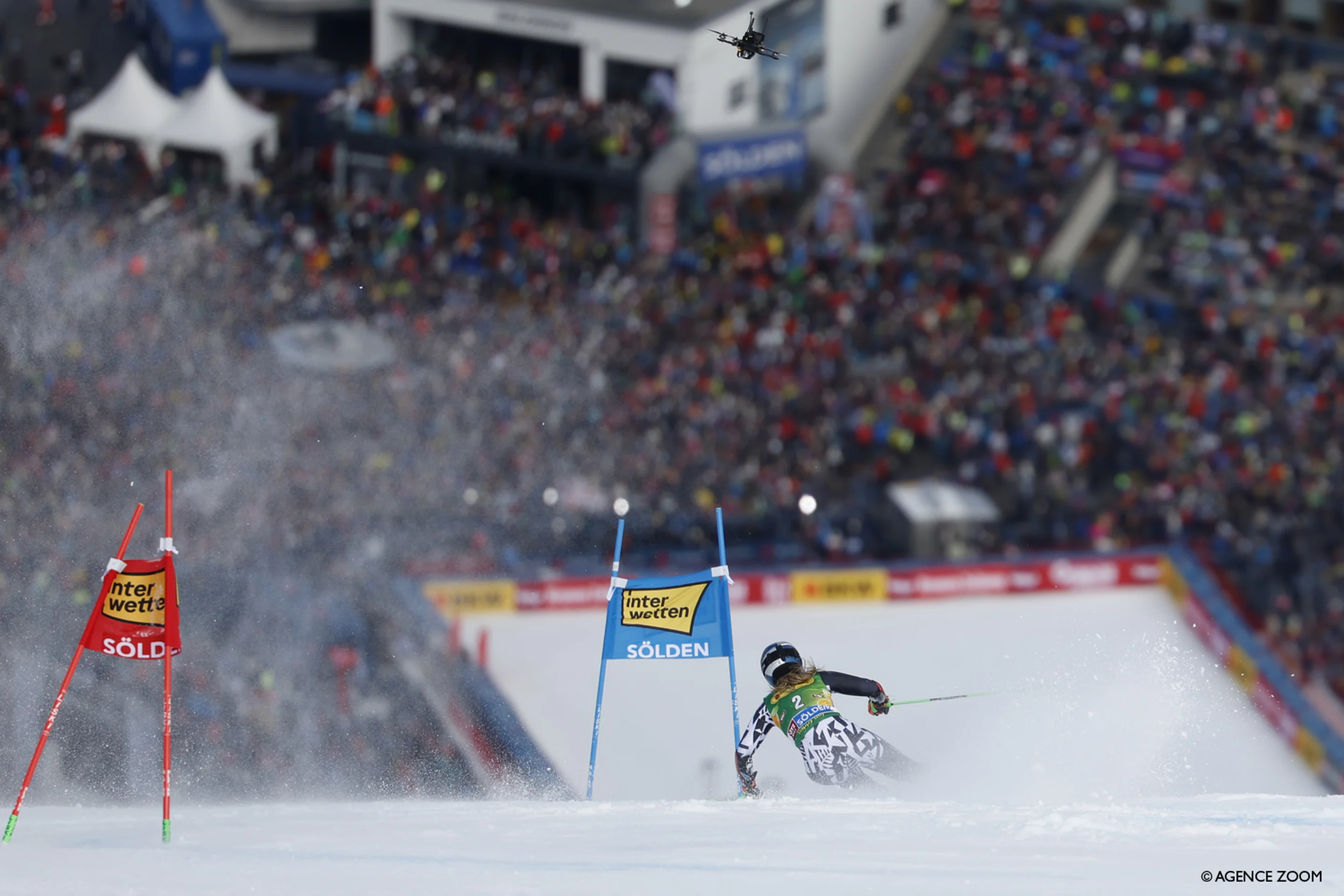 Alice Robinson (NZL/Salomon) attacks the steep pitch en route to finishing second in Sölden in 2024. © Agence Zoom