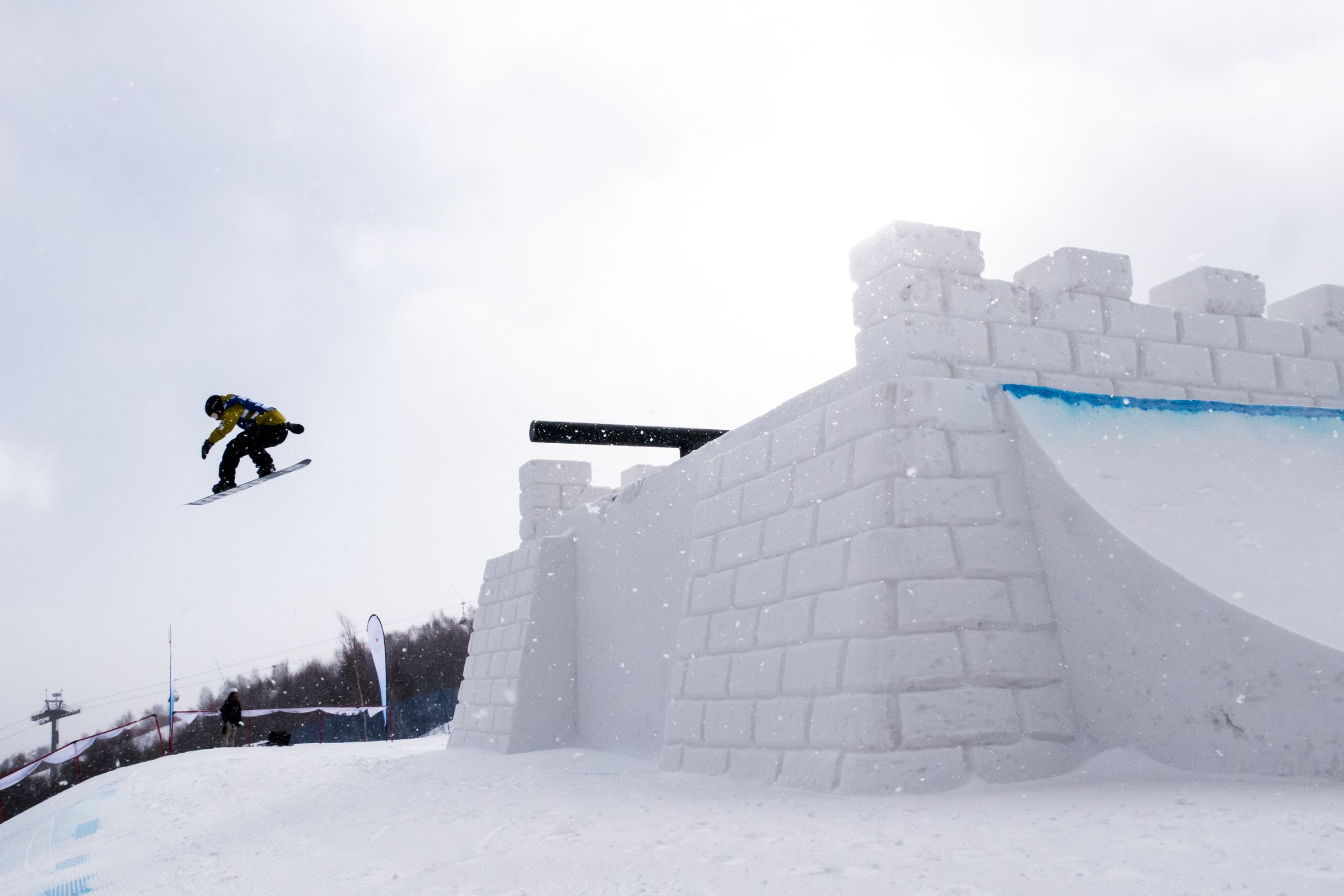Trainig at the FIS Snowboard slopestyle World Cup event in Secret Garden (CHN). Photo: Mateusz Kielpinski (FIS)