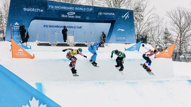 Dropping in on the Mont Sainte Anne (CAN) World Cup © Jay Gallant/Canada Snowboard