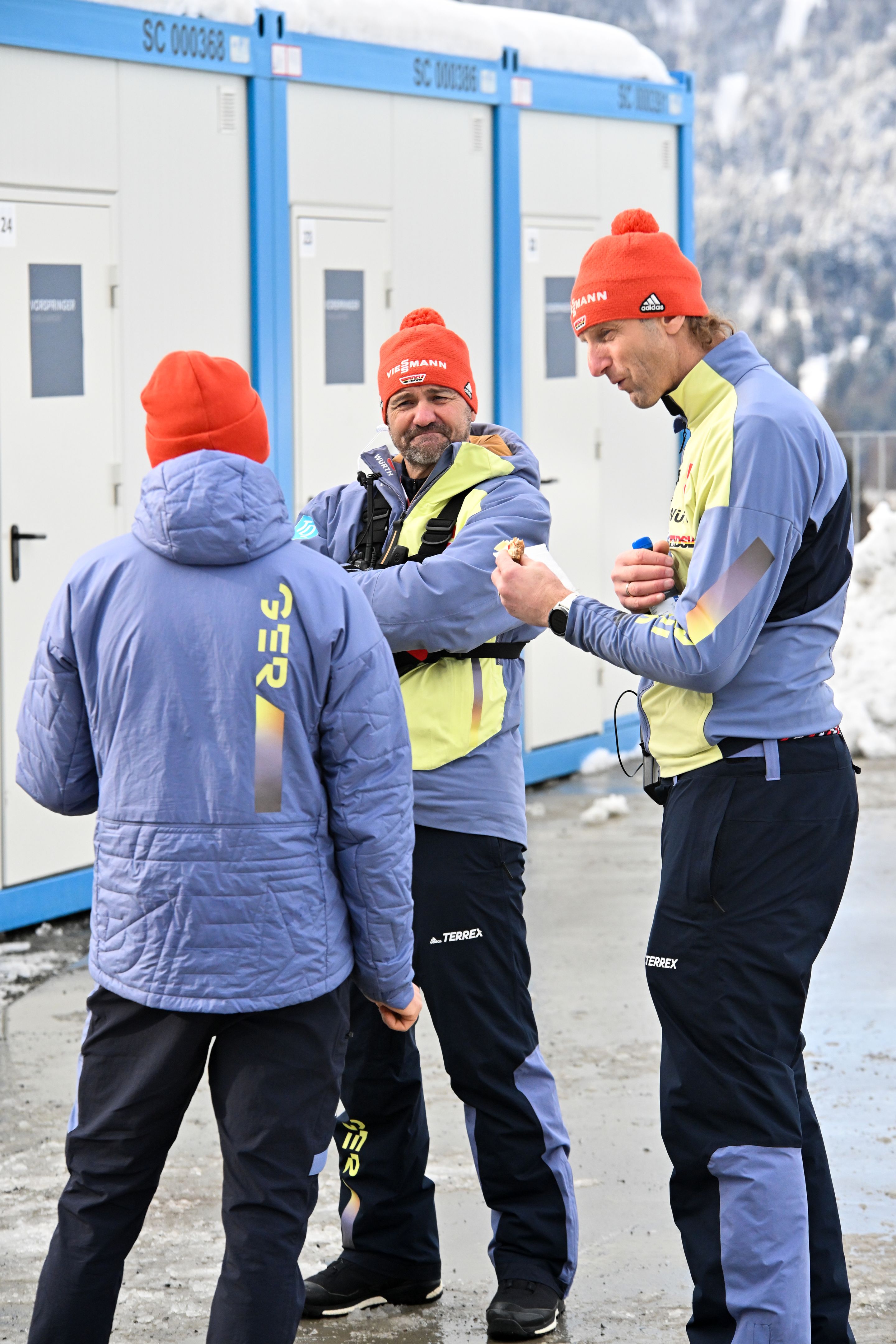 Eric Frenzel (l) with former head coach Hermann Weinbuch (m) and his new colleague Heinz Kuttin (r) in Oberstdorf 2023 © Reichert/NordicFocus