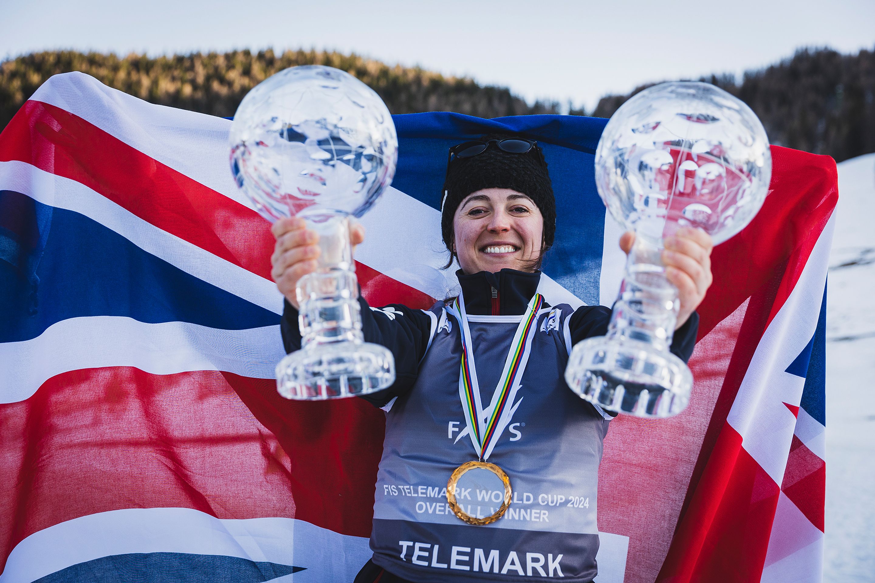 Jasmin Taylor (GBR) with the English flag showing her two crystal globes