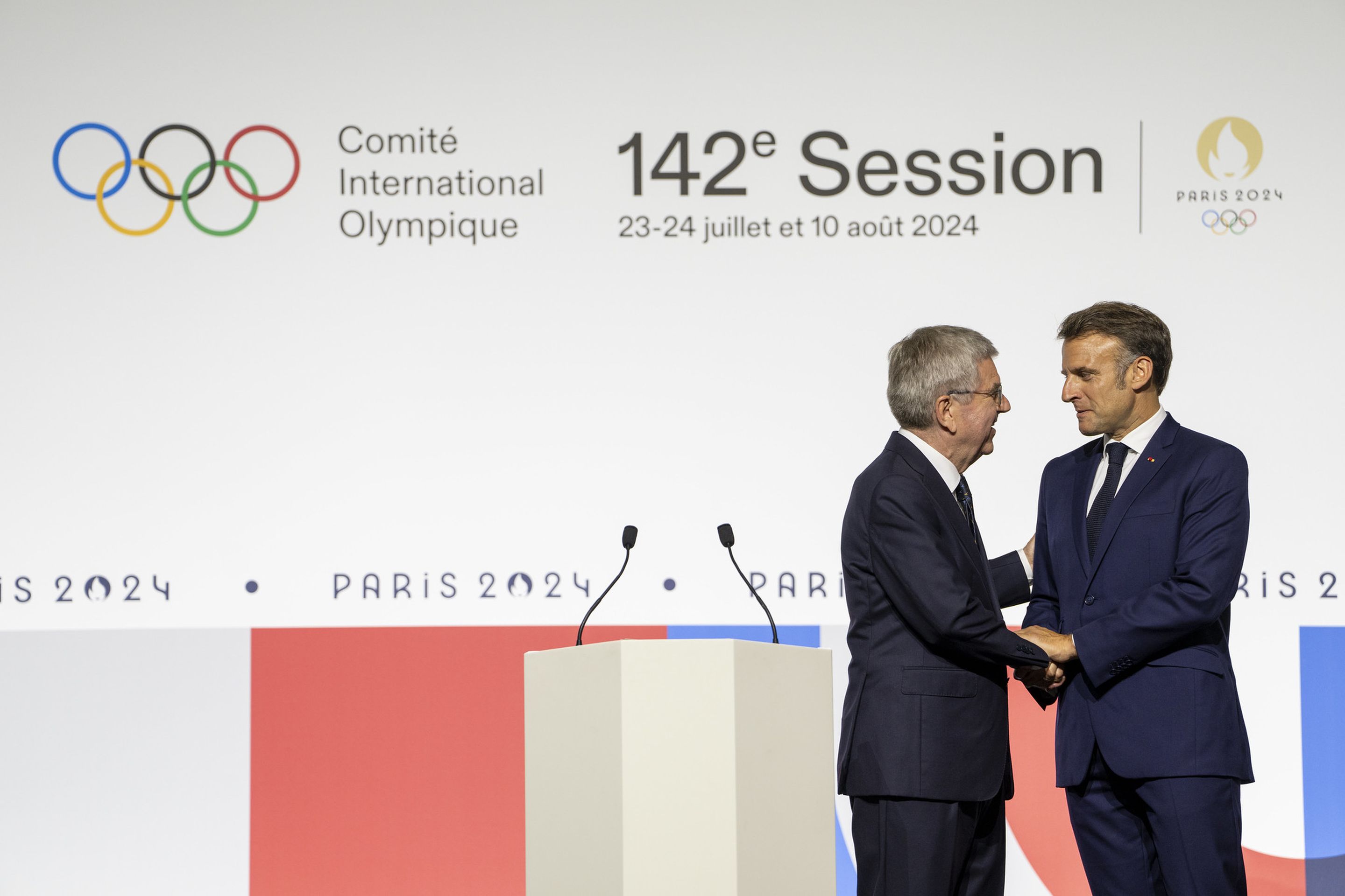 Thomas Bach, IOC President, and Emmanuel Macron, President of France, shaking hands