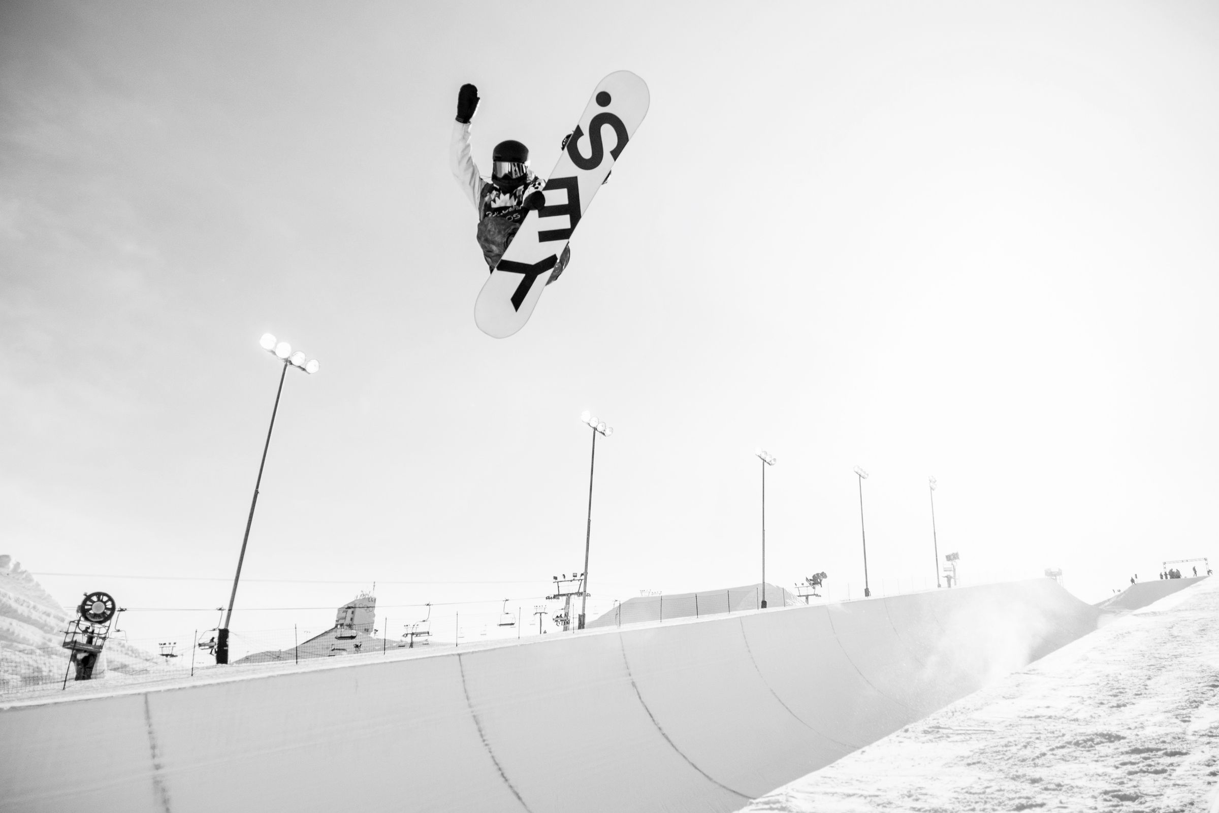 Halfpipe training at the FIS Snowboard World Cup in Calgary (CAN). Photo: Mateusz Kielpinski (FIS)