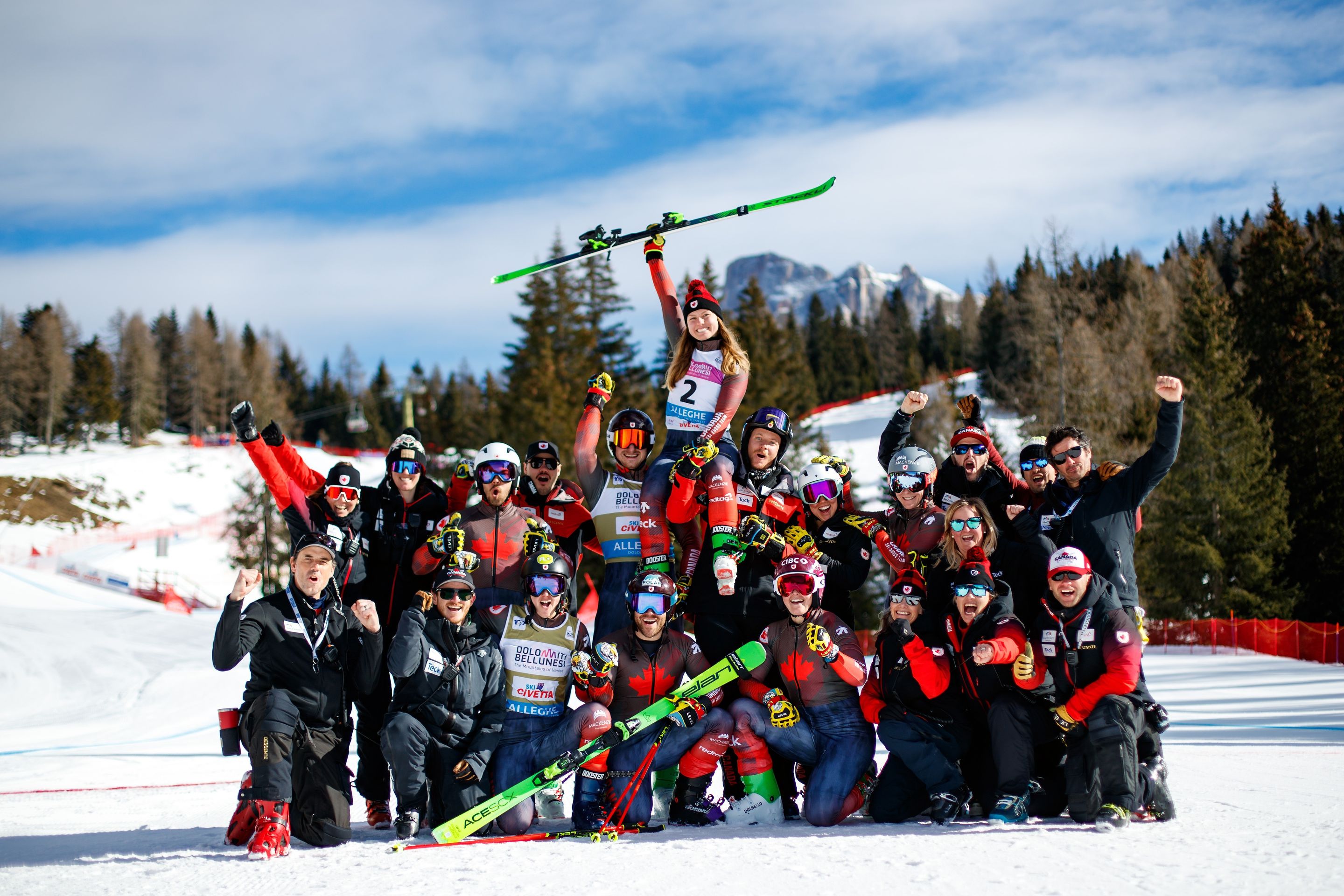 India Sherret held aloft by her Canadian team-mates (GEPA)