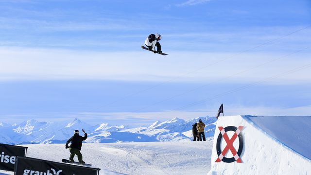 Valentino Guseli (AUS) warming it up in Laax © Buchholz/FIS Snowboard