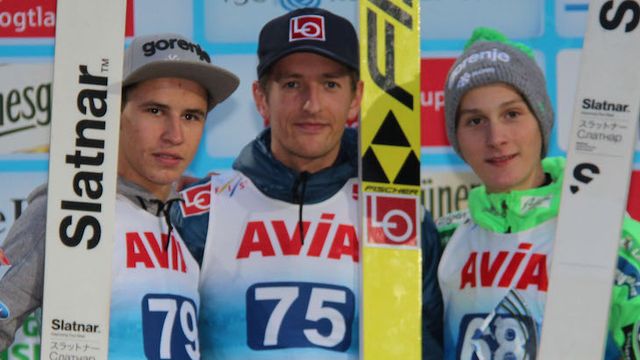 Der Norweger Joachim Hauer gewinnt das vorletzte COC-Springen der Saison vor den beiden Slowenen Tilen Bartol (links) und Domen Prevc. Foto: Brand-Aktuell