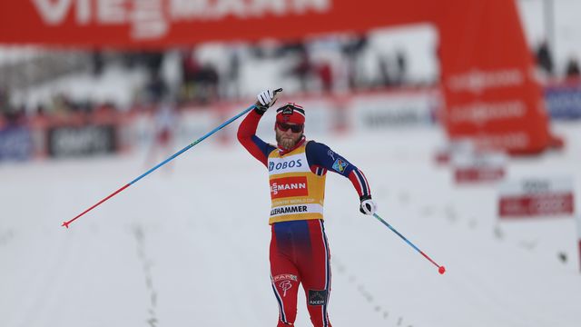 Martin Johnsrud Sundby jubler etter minitour-triumfen i langrenn verdenscup på Birkebeineren Skistadion på Lillehammer. Foto: Geir Olsen, VG