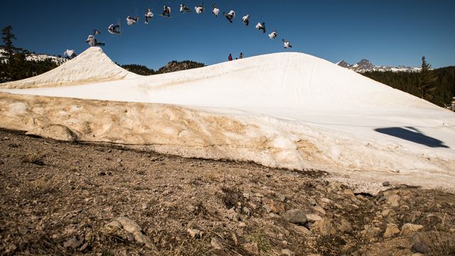 Chris Corning (USA) tripling up in Mammoth Mtn © Dawsy/US Ski & Snowboard