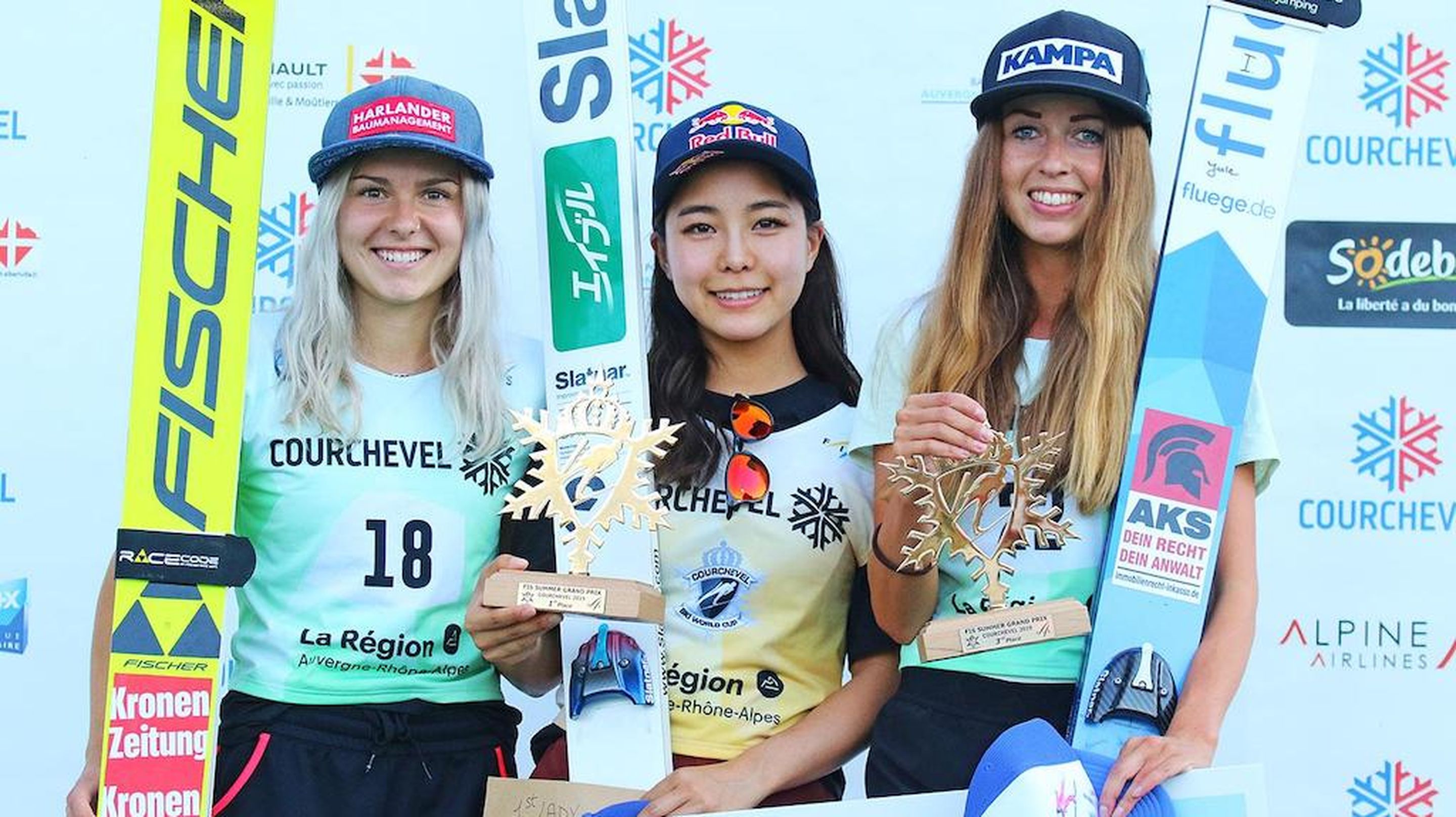 Chiara Hoelzl, Sara Takanashi, Juliane Seyfarth