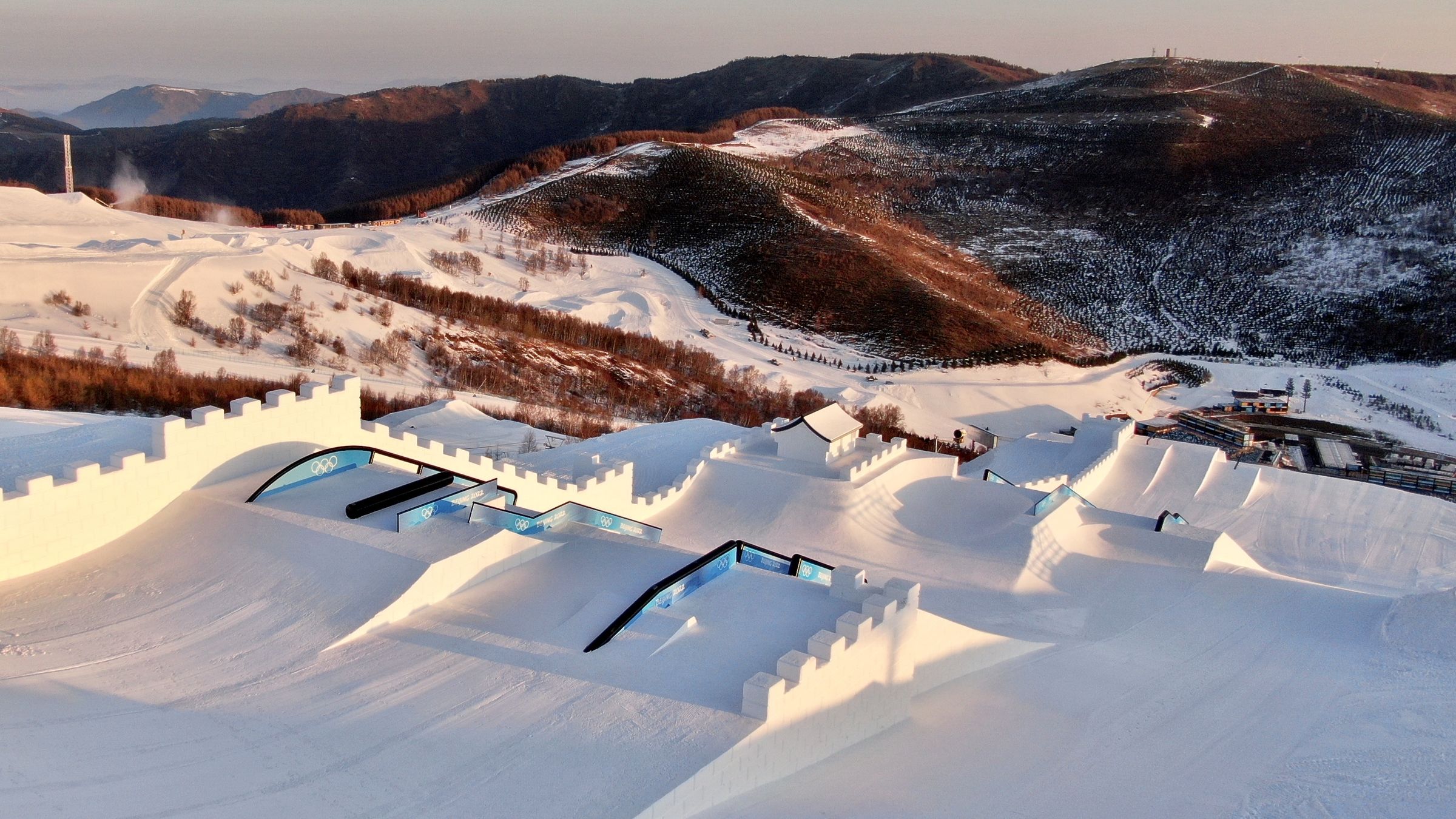 Overlooking the Beijing 2022 slopestyle course © Schneestern.com