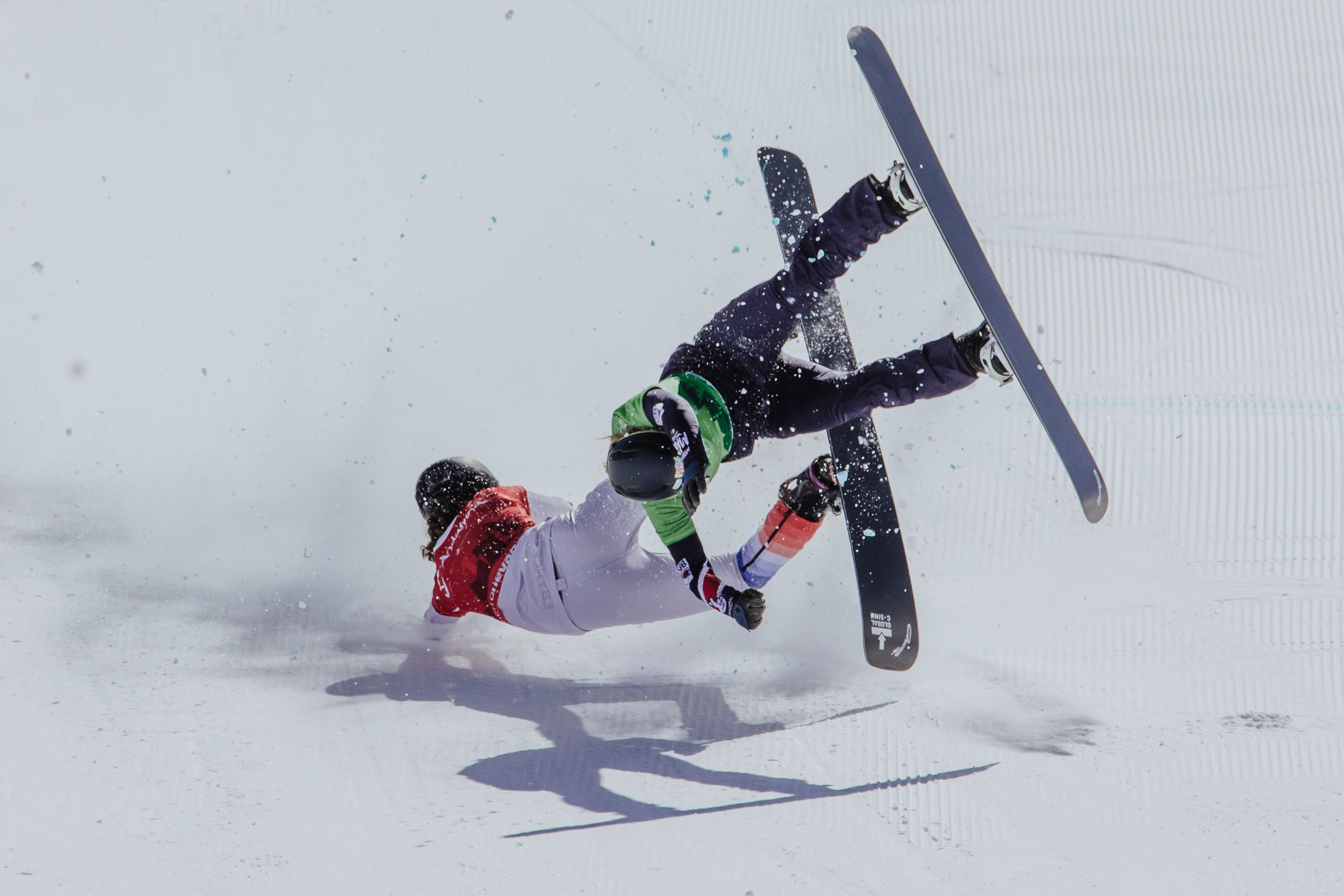 Chloe Trespeuch (FRA) and Charlotte Bankes (GBR) crash in Sierra Nevada