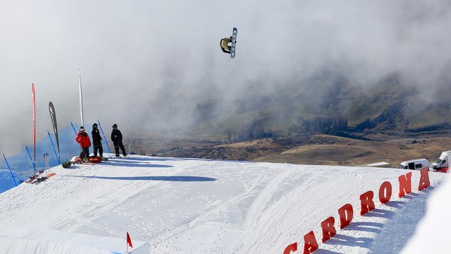 Nic Laframboise (CAN) getting corked and grabbing Weddle in Cardrona © Buchholz/FIS Snowboard