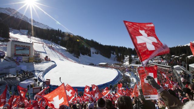 Besucher auf der Stehtribuehne verfolgen die Rennen, waehrend dem Weltcup Abfahrt Finale der Frauen und  Maenner, am Mittwoch, 12. Maerz 2014 in Parpan Lenzerheide. (PHOTOPRESS/Johannes Fredheim)
