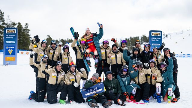 Fanny Smith held aloft by her Switzerland team-mates (@AgenceZoom)