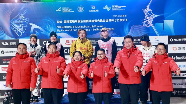 Su Yiming (CHN) and Mia Brookes (GBR) on top of the podium at the Beijing Big Air World Cup. Photo: @fisparkandpipe