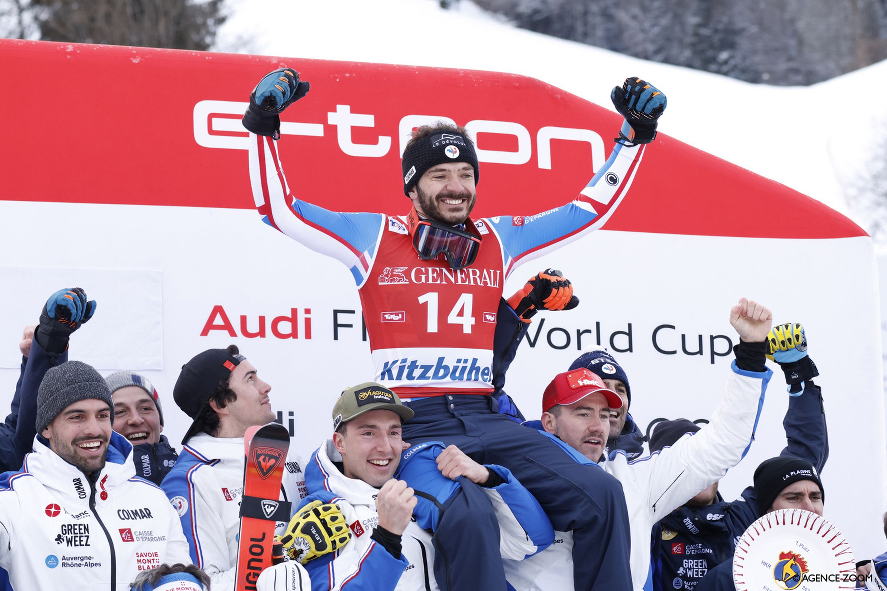 Sarrazin celebrates with French teammates (Agence Zoom)