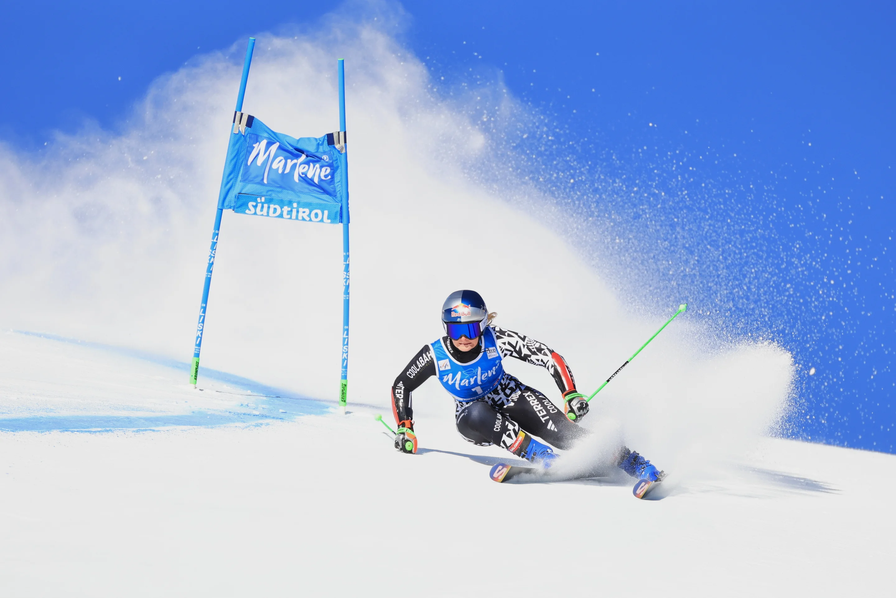 Alice Robinson (NZL/Head) carving her way down the Krontplatz Giant Slalom course in January 2026. ©FIS/Action Press/Pierre Teyssot