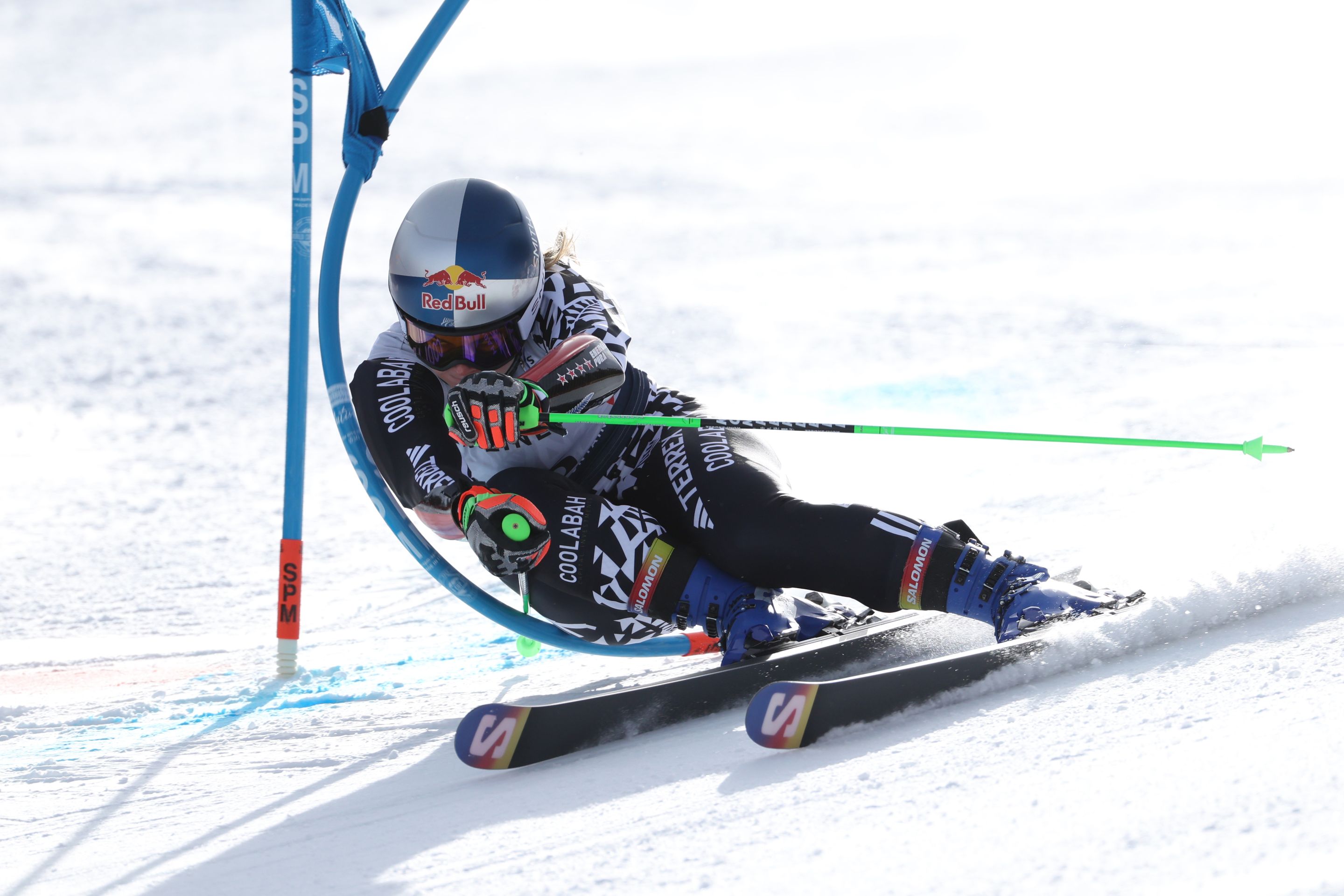 Alice Robinson (NZL/Salomon) bending the Copper Mountain course to her will on Saturday. ©FIS/ActionPress/Matan Coll