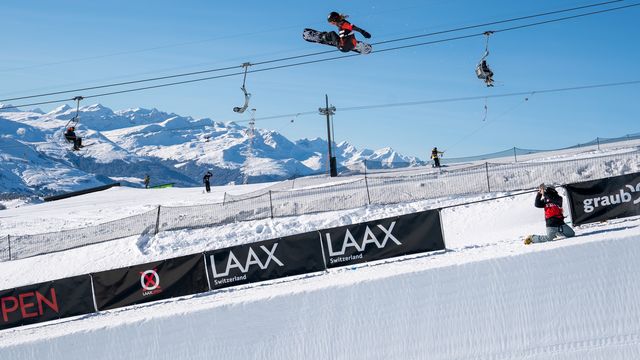 Valentino Guseli (AUS) to the moon in Laax © Ruggli/LAAX OPEN