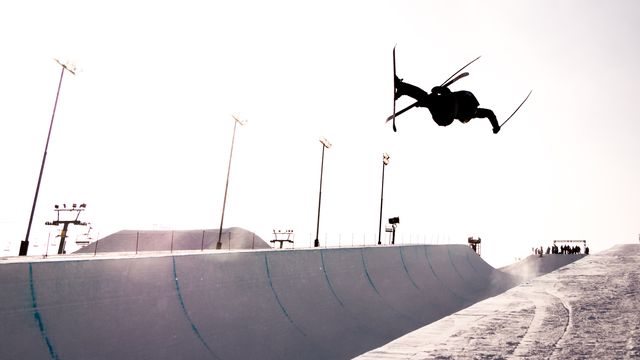 Halfpipe training at the FIS Freeski World Cup in Calgary (CAN). Photo: Mateusz Kielpinski (FIS)