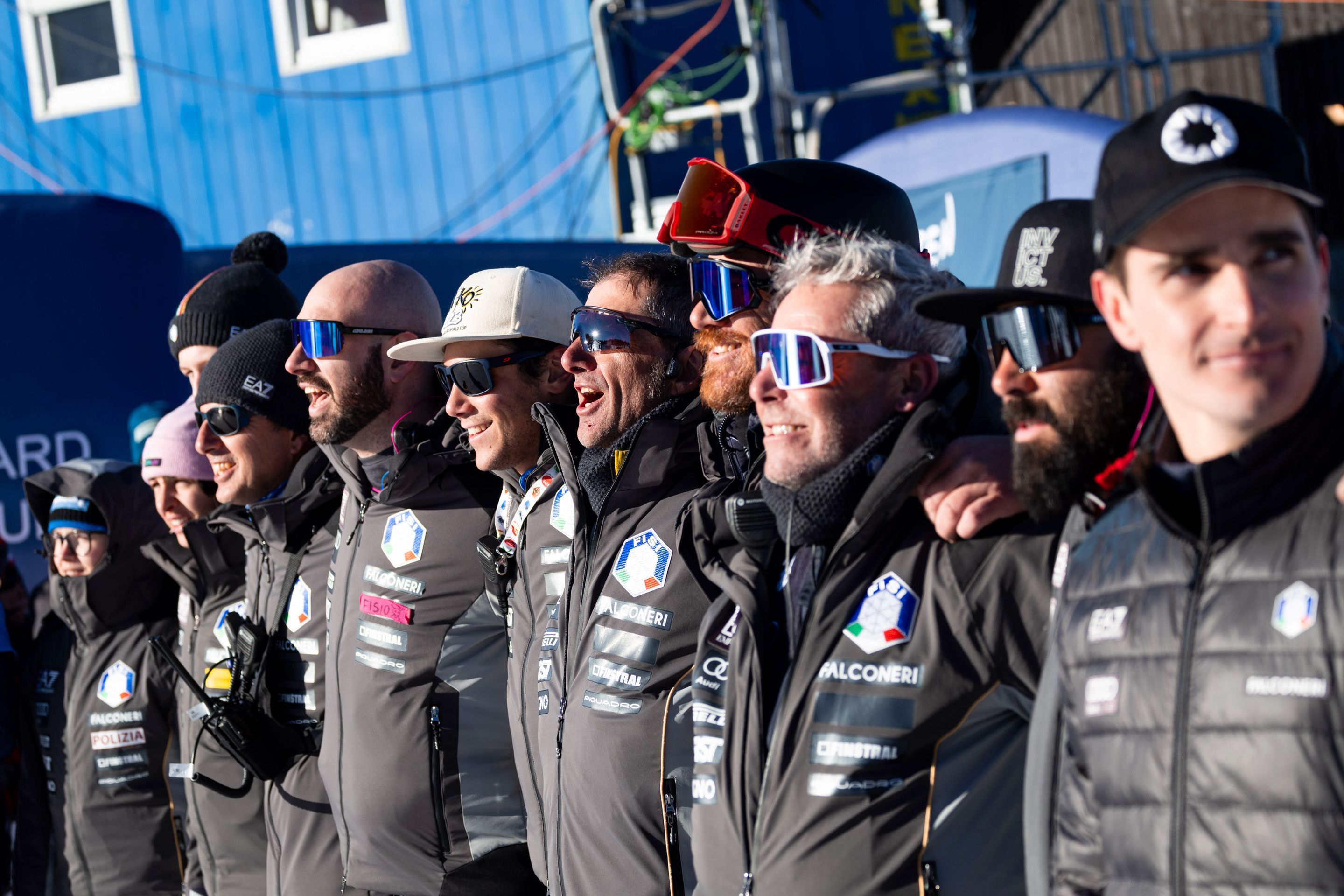 Team Italy sings their national anthem. © Miha Matavz/FIS