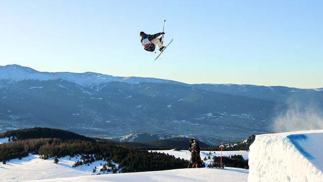 Andri Ragettli (SUI) on his way to victory in Font Romeu © Shannon Sweeney/@shansweeneyy