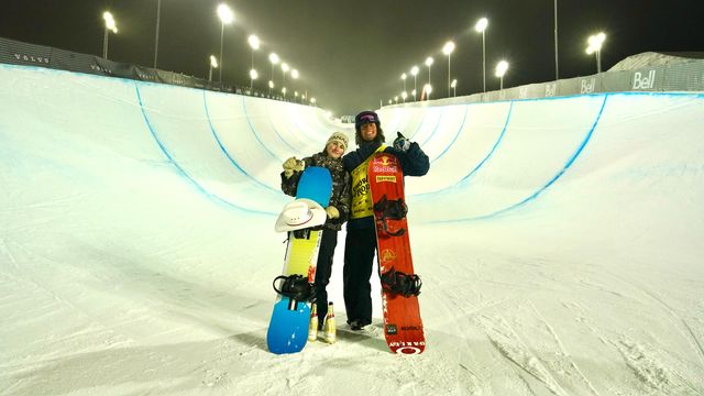 Calgary Halfpipe World Cup winners Elizabeth Hosking (CAN) and Valentino Guseli (AUS). Photo: @FIS/ActionPress
