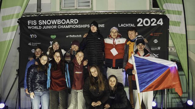 Athletes pose on the podium at the 2024 Snowboard Alpine JWSC in Lachtal (AUT)