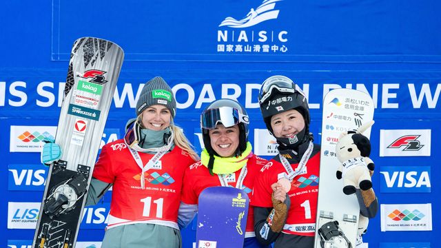 Lucia Dalmasso tops podium aside Sabine Payer (left) and Tsubaki Miki (right). @Miha Matavz/FIS