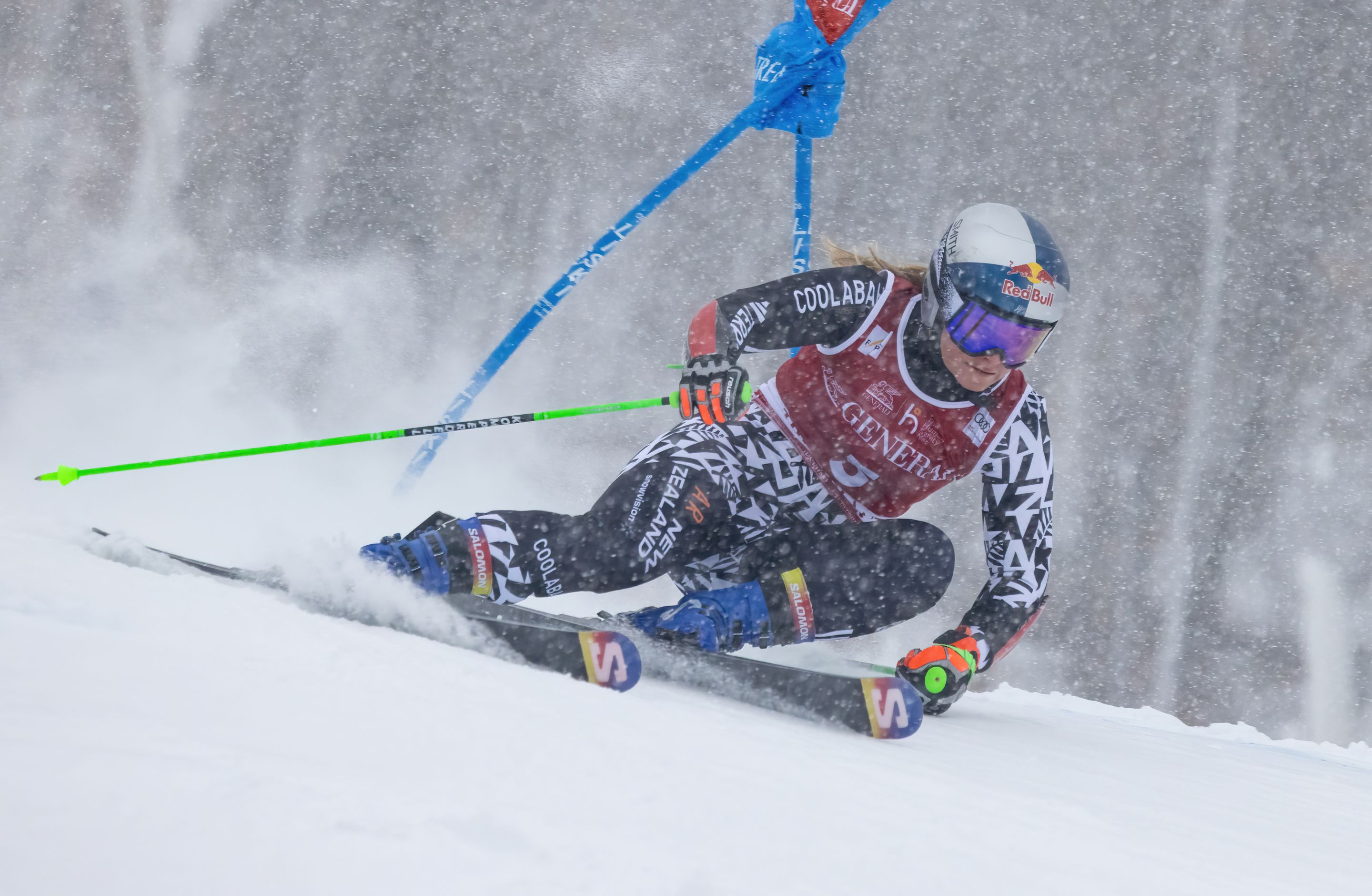 Alice Robinson (NZL/Salomon) in full control despite skiing in a blizzard down the Flying Mile course in Tremblant on Saturday. ©FIS/ActionPress/Stephen Cloutier