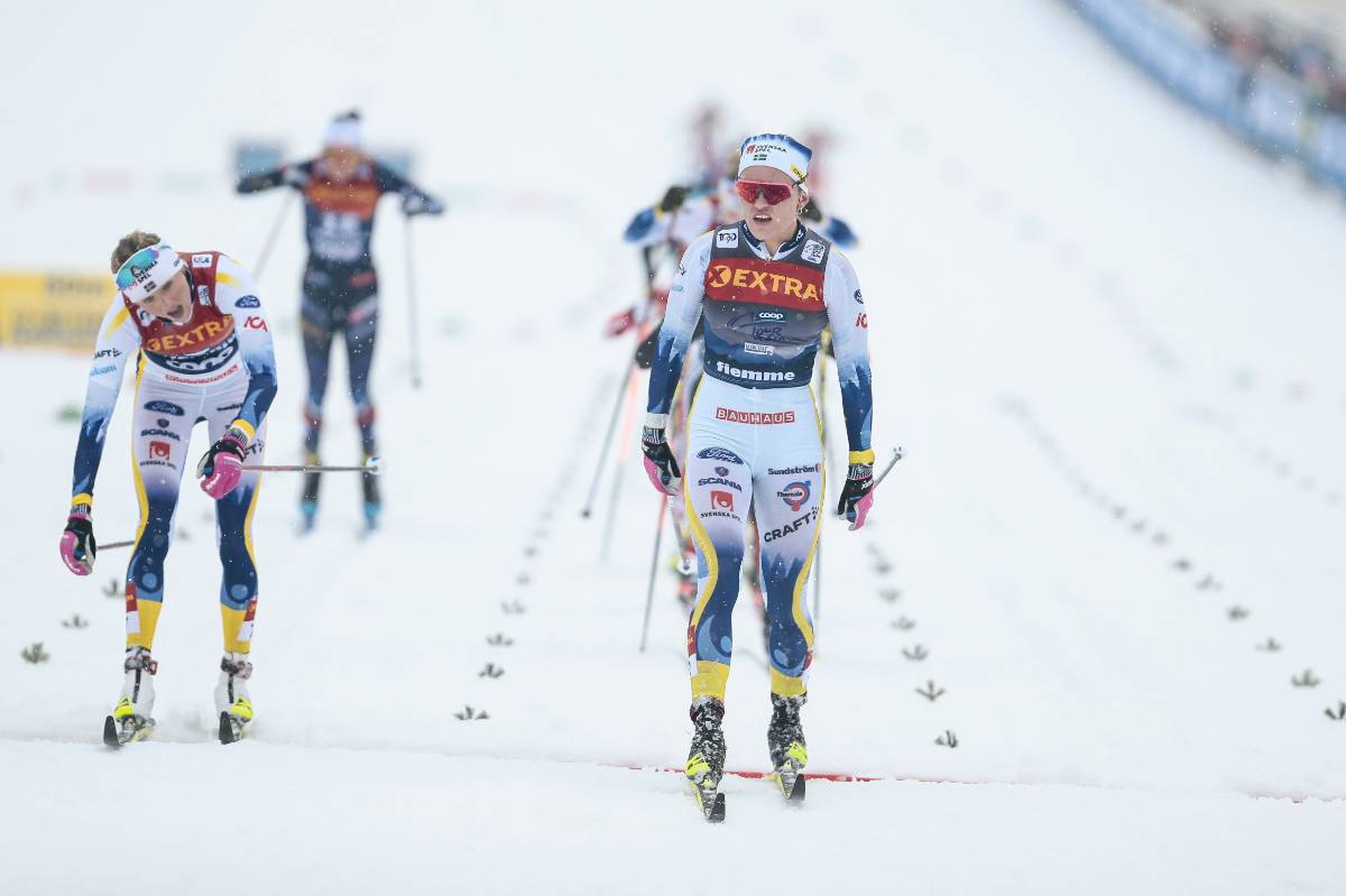 Linn Svahn (right) finished 0.4 seconds before Frida Karlsson (left) , who had been in the lead for most of the race © NordicFocus