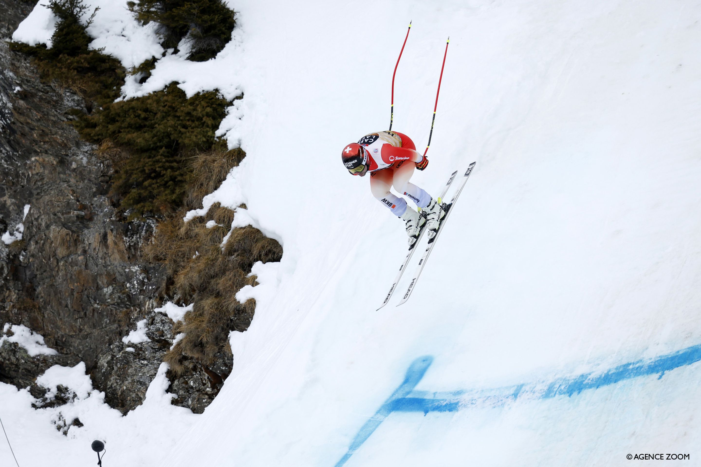 Beat Feuz (SUI) soars through the air in his final race on home soil (Agence Zoom)