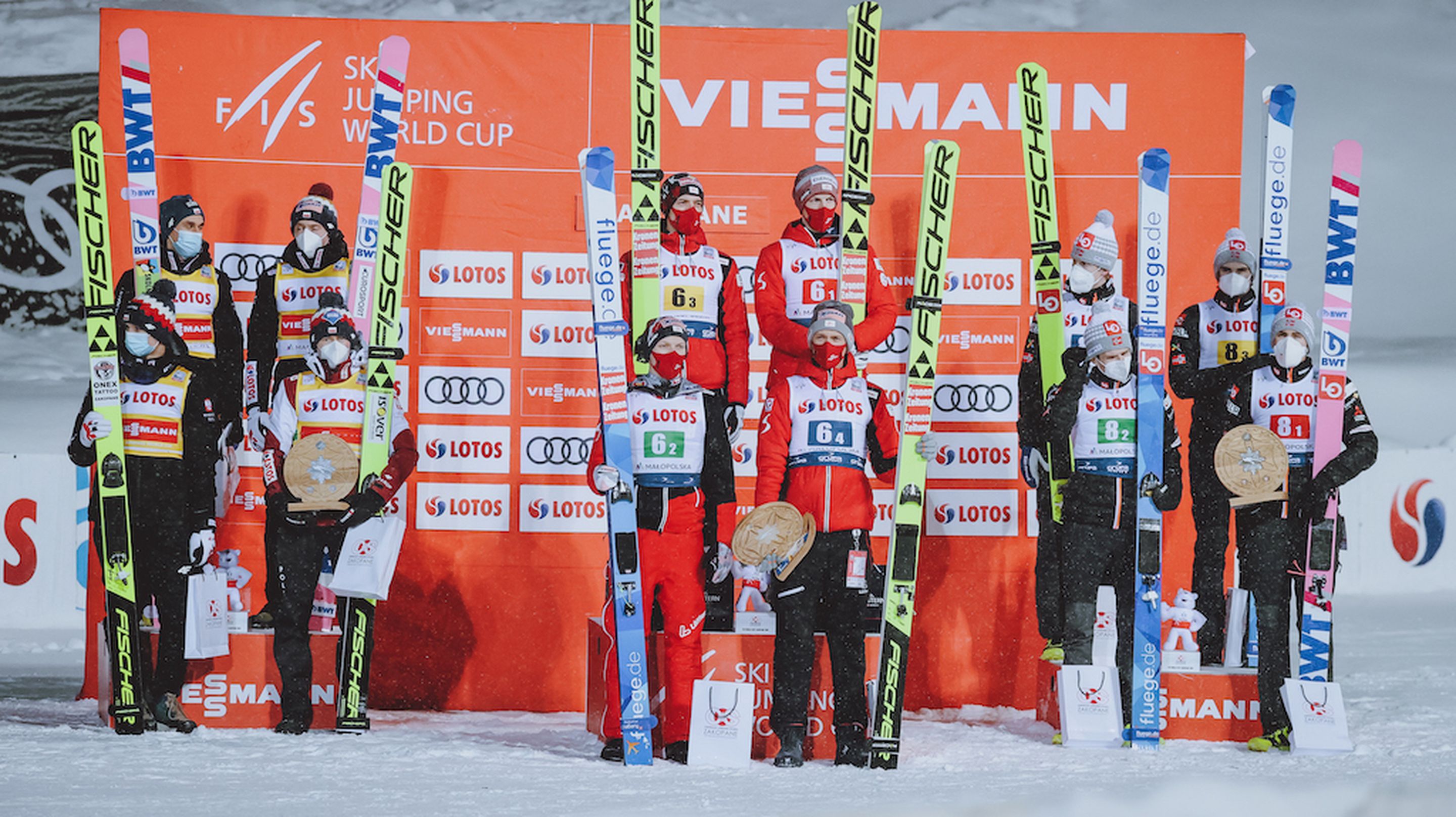 2. Platz Polen, Andrzej Stekala (POL), Piotr Zyla (POL), Dawid Kubacki (POL), Kamil Stoch (POL), Sieger Österreich, Michael Hayboeck (AUT), Jan Hoerl (AUT), Philipp Aschenwald (AUT), Daniel Huber (AUT), 3. Platz Norwegen Marius Lindvik (NOR), Robert Johansson (NOR), Halvor Egner Granerud (NOR), Daniel Andre Tande (NOR)