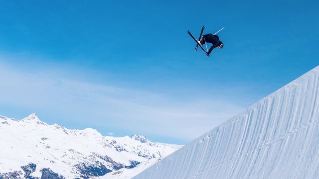 Opening-day laps in style by Rafael Kreienbuehl (SUI) in the Corvatsch halfpipe © Fabian Gattlen